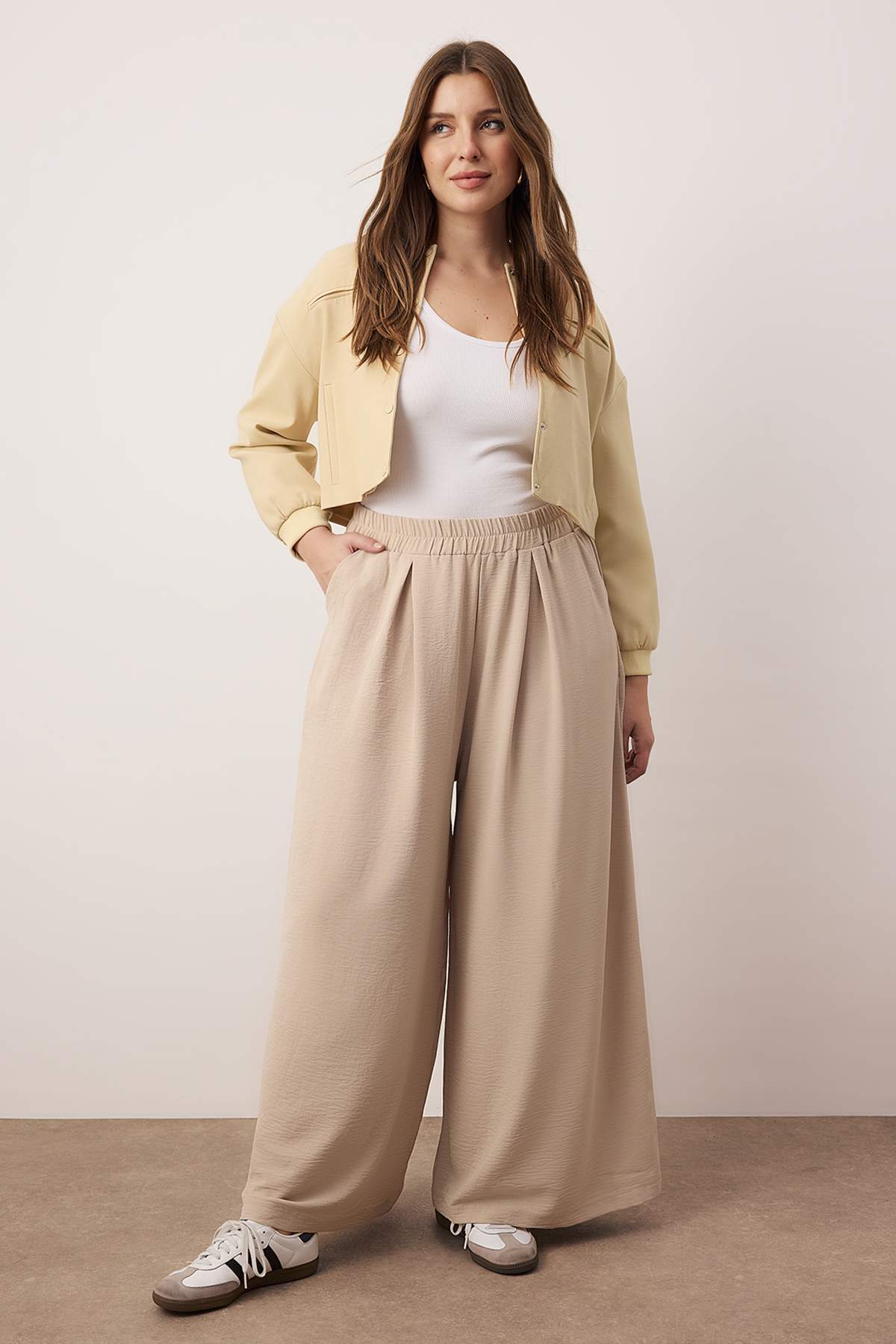 Trendyol Curve Beżowe tkane spodnie z szerokimi nogawkami TBBSS22PL00002