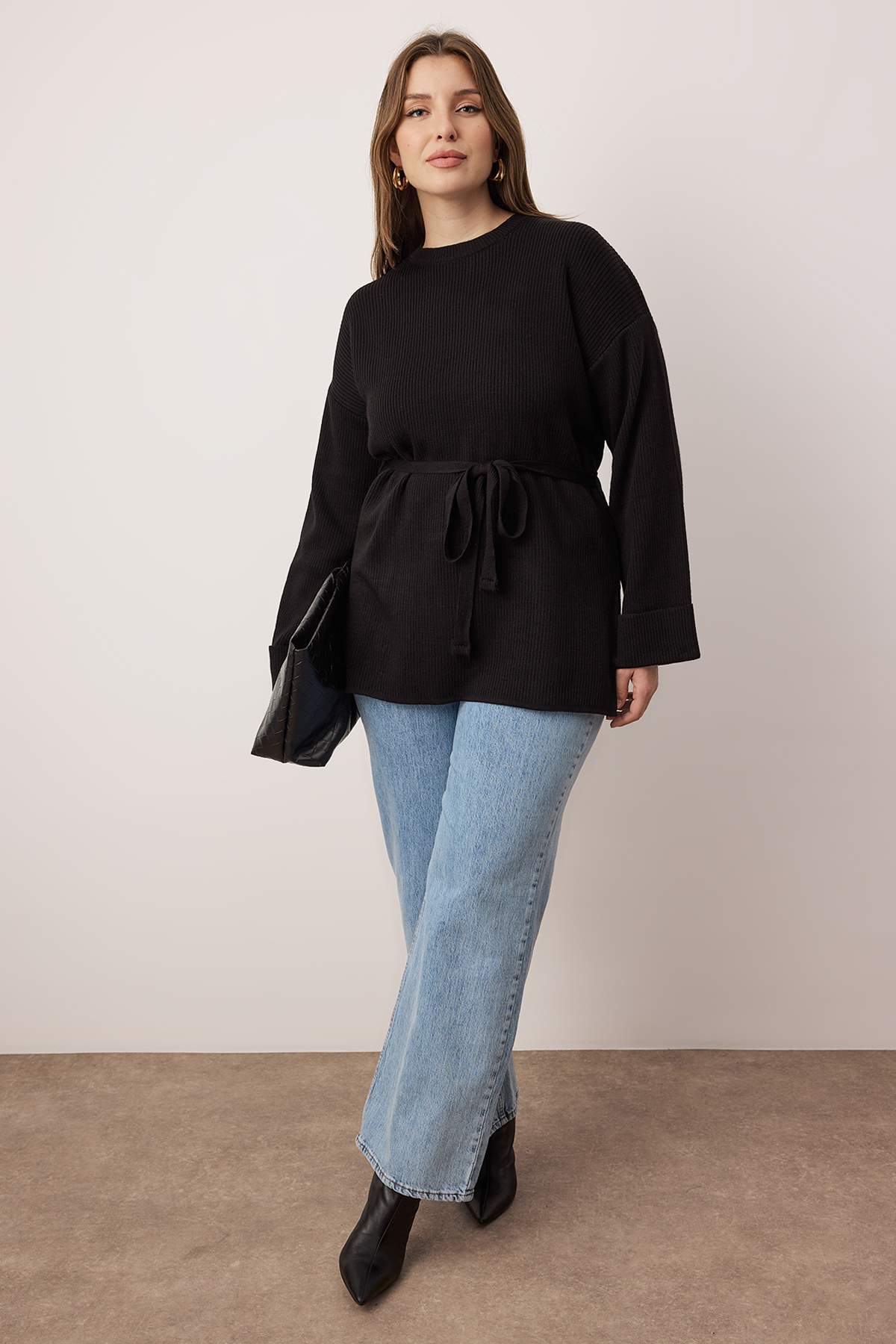 Trendyol Curve Schwarzer langer Strickpullover mit Taillengürtel TBBAW26AN00038