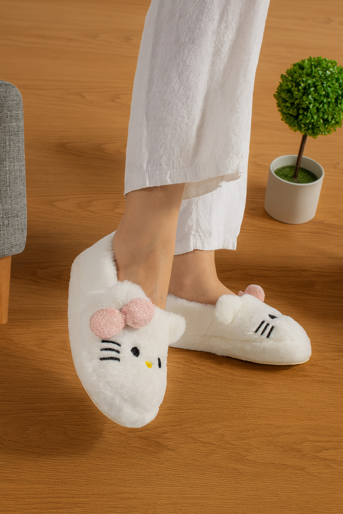 STOCON Hello Kitty Figürlü Kız Çocuk Peluş Ev Terliği, Yumuşak, Kaymaz ve Sıcak Tutan Kadın Terlik STC1141 görsel 2