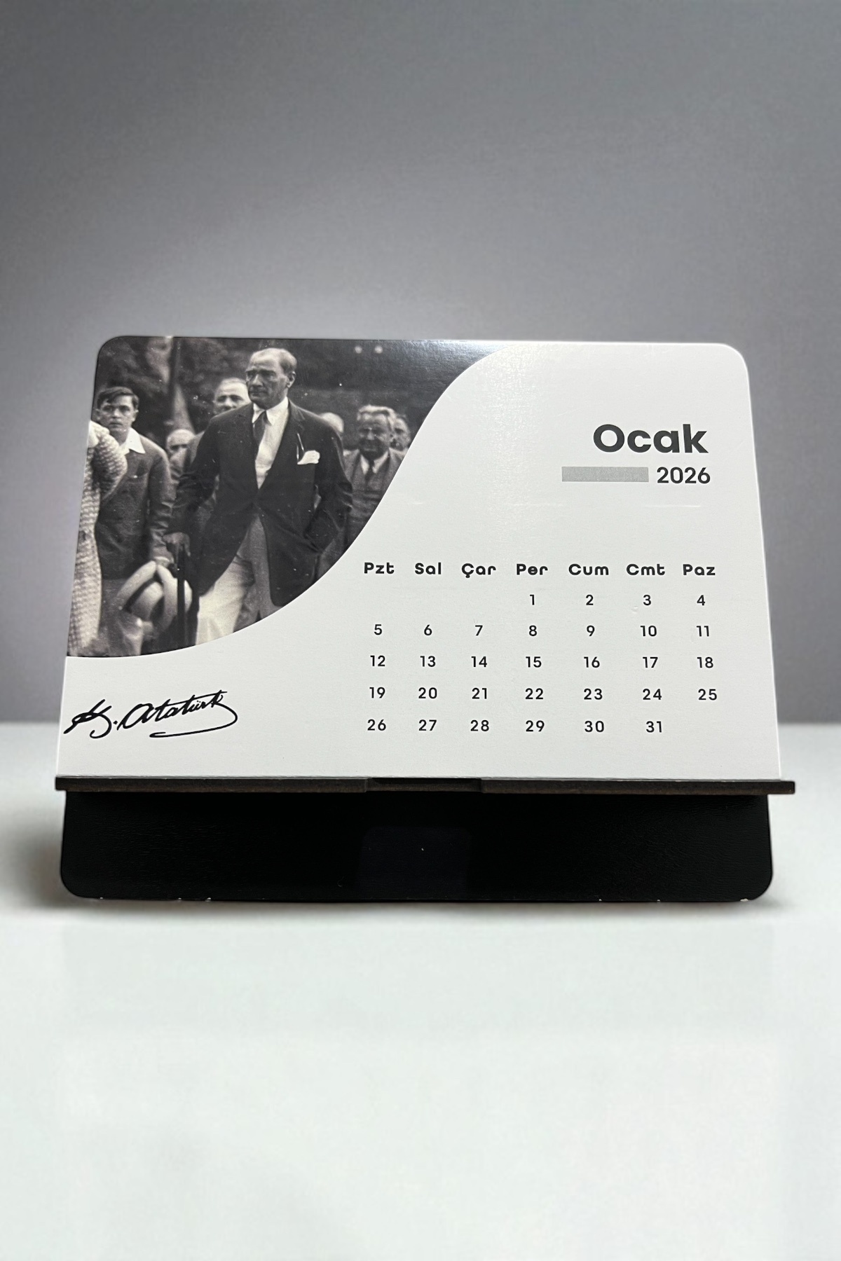 Printer X Studio 2026 Masa Takvimi – Atatürk Fotoğraflı, Ahşap Standlı (16x11 cm)