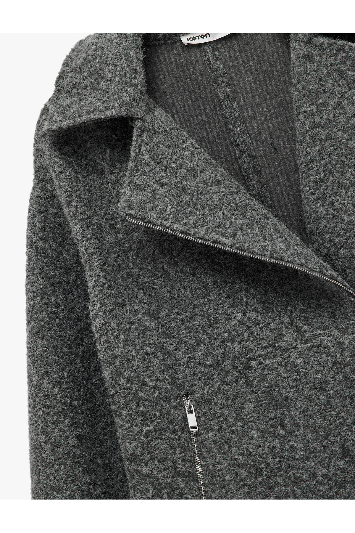 کت کوتاه بوکله کتون با آستین بلند، جیب‌دار و دارای جزئیات زیپ