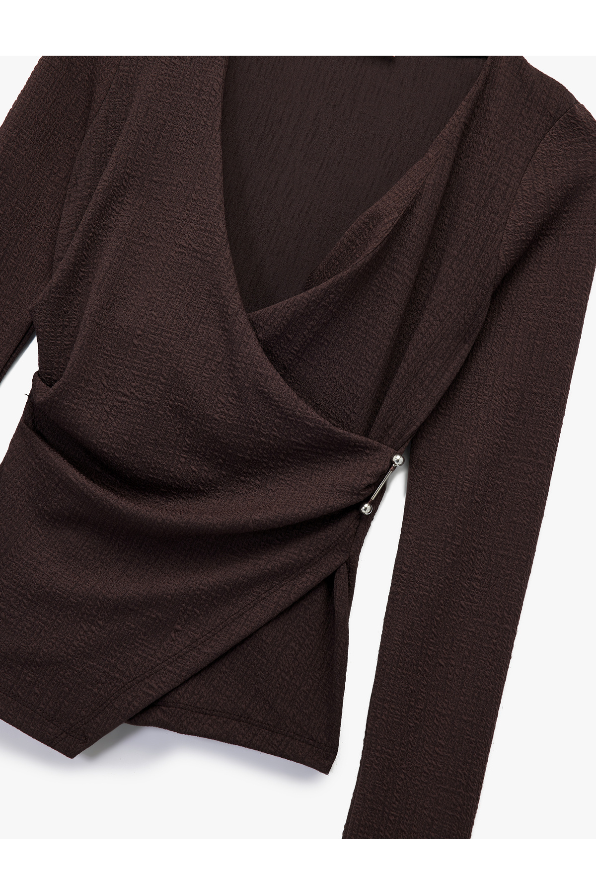 بلوز آستین بلند اسلیم فیت یقه ضربدری چین‌دار کوتون با جزئیات فلزی