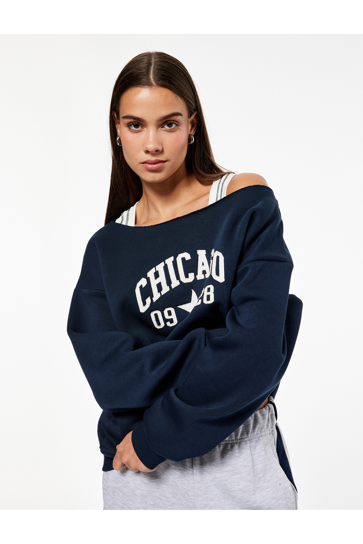 سویشرت اورسایز یقه قایقی کوتون با گلدوزی و جیب کانگورویی و آستر شاردون‌دار