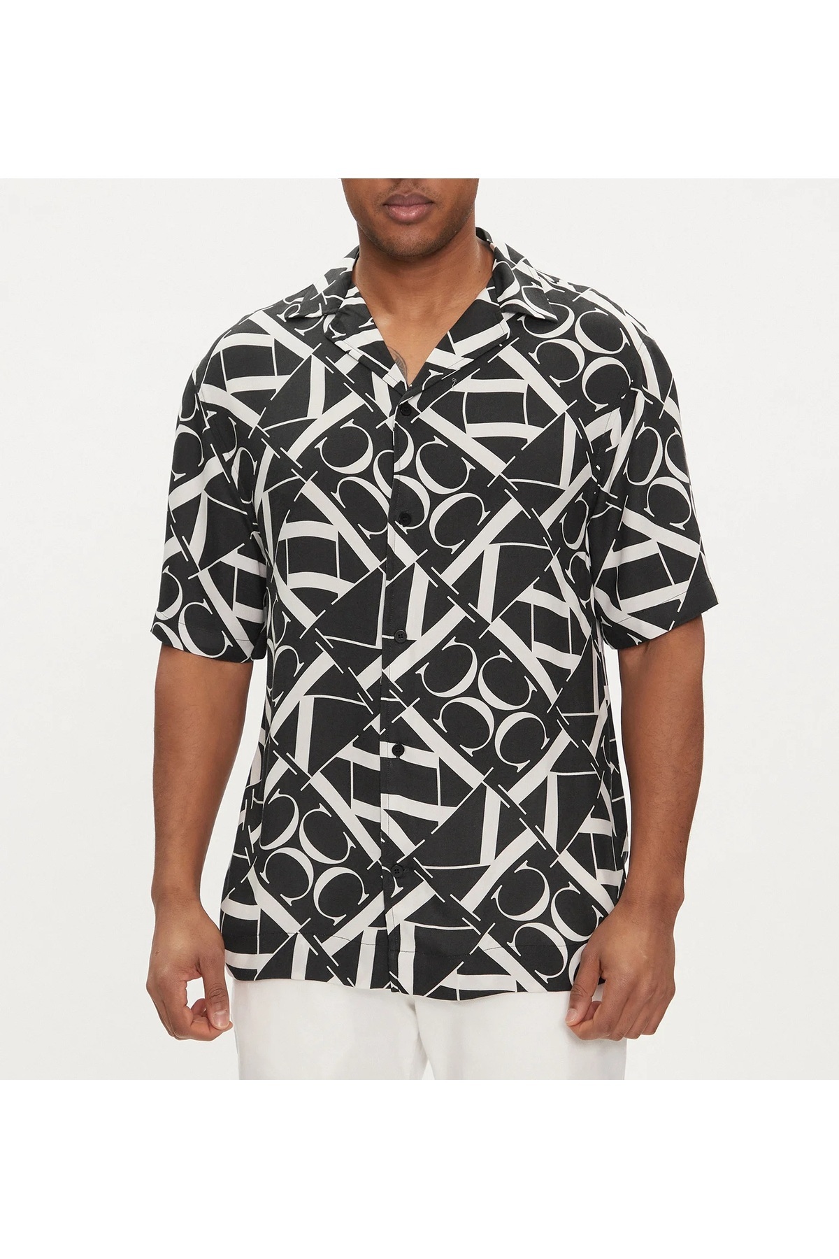 کلوین کلاین چاپ روی پیراهن ریزورت