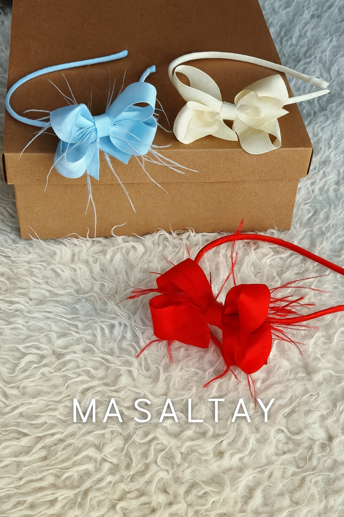 Massaltay 3 Renkli Hamile Tacı Seti – Krem, Mavi ve Kırmızı Tüylü Fiyonklu Lohusa Taçları