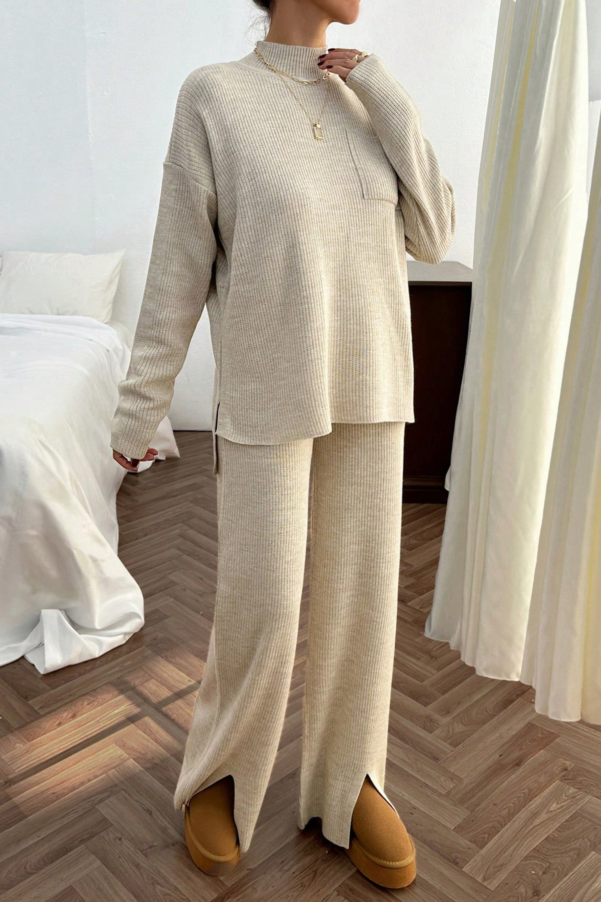 H&E LUXURY DESIGN Γυναικείο Μπεζ Πλεκτό Σετ Δύο Τεμάχια – Ψηλός Γιακάς, Φαρδύ Πόδι με Σχισμή