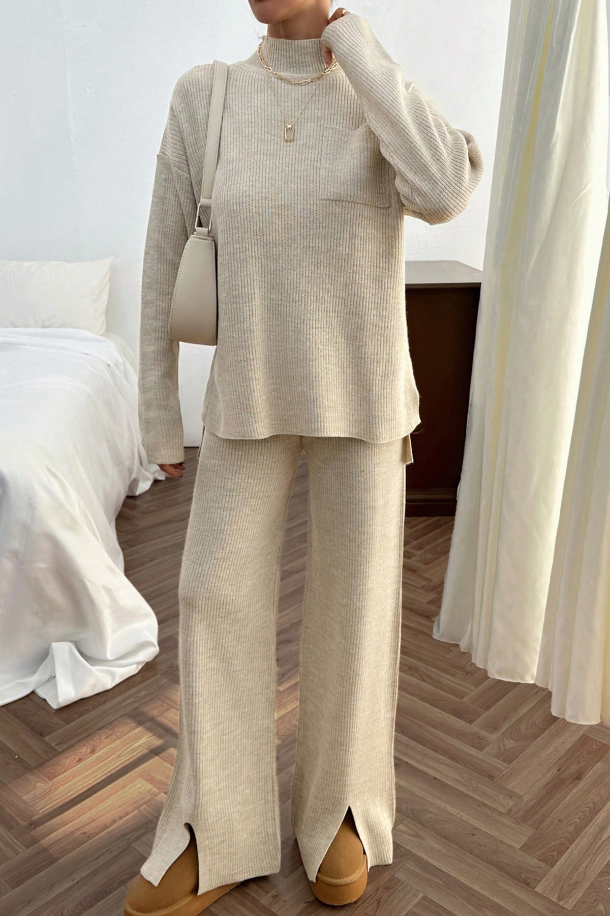 H&E LUXURY DESIGN Γυναικείο Μπεζ Πλεκτό Σετ Δύο Τεμάχια – Ψηλός Γιακάς, Φαρδύ Πόδι με Σχισμή