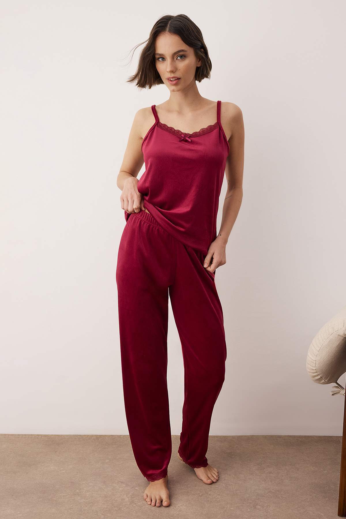 Trendyolmilla  Bordo 3'lü Çeyiz Seti Dantel Detaylı Kadife Örme Sabahlık+Pijama Takımı THMAW26PT00191 - Görsel 3
