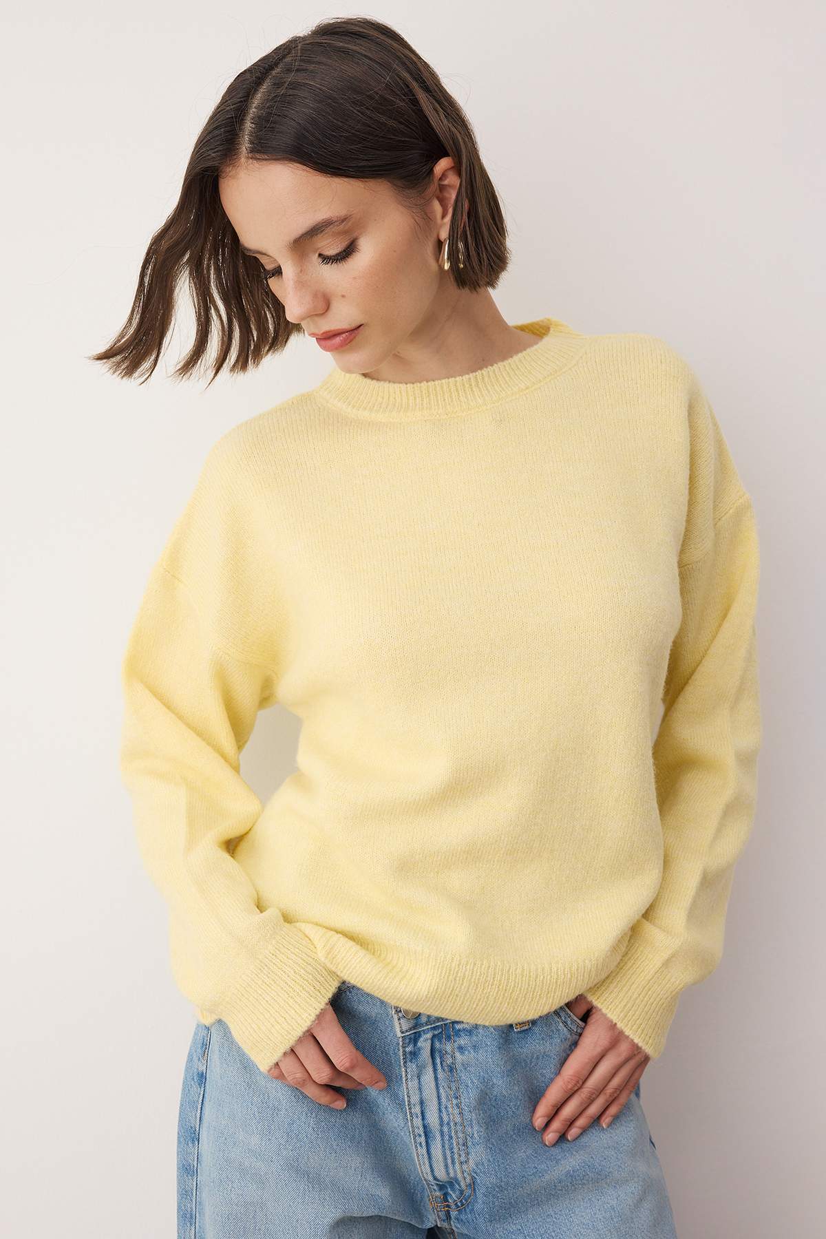 Trendyolmilla  Sarı Yumuşak Dokulu Geniş Kalıp Şallı Triko Kazak TWOAW26KZ00166 - Görsel 2