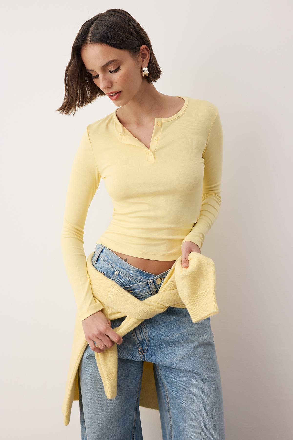 Trendyolmilla  Sarı Soft Touch Yarım Pat Düğmeli Vücuda Oturan Esnek Örme Bluz TWOAW26BZ00140