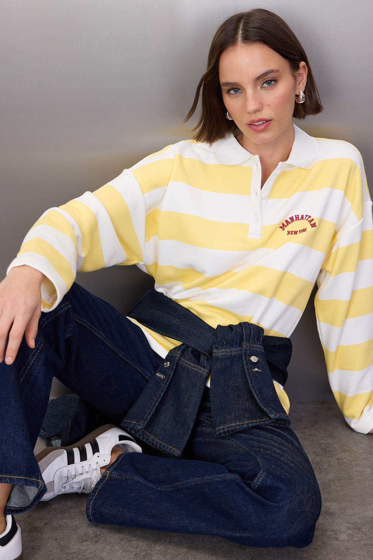 Trendyolmilla  Açık Sarı Kalın Şardonsuz Polo Yaka Çizgili Nakışlı Örme Sweatshirt TWOAW26SW00062 - Görsel 2