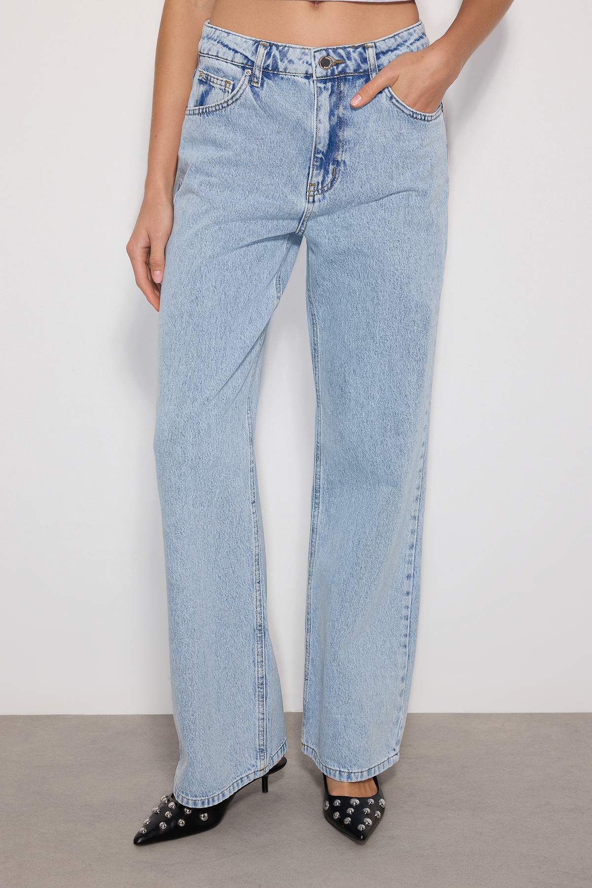 Trendyol Collection Světle modré džíny s širokým pasem TWOSS23JE00068