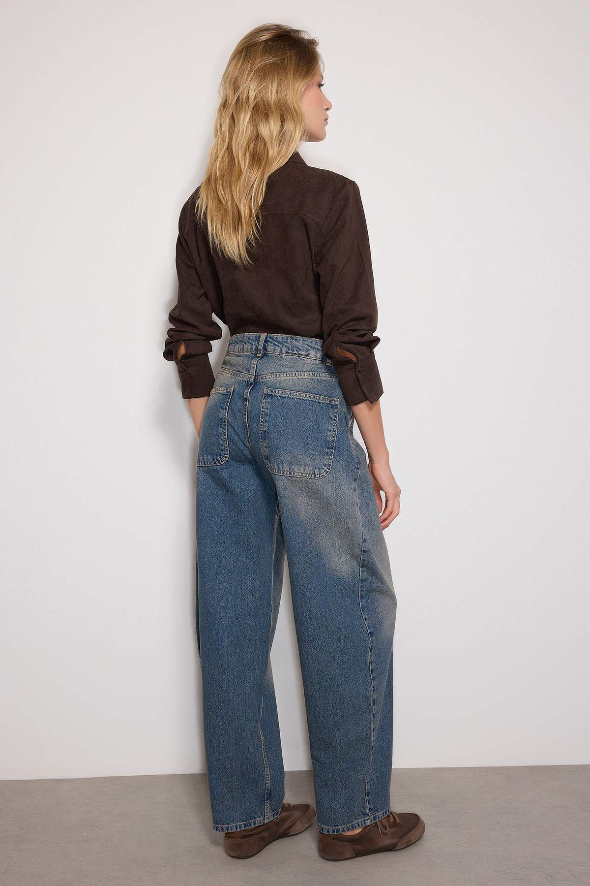 Trendyol Collection Ciemnoniebieskie jeansy z efektem postarzenia, z niskim stanem i luźnym krojem TWOSS24JE00052