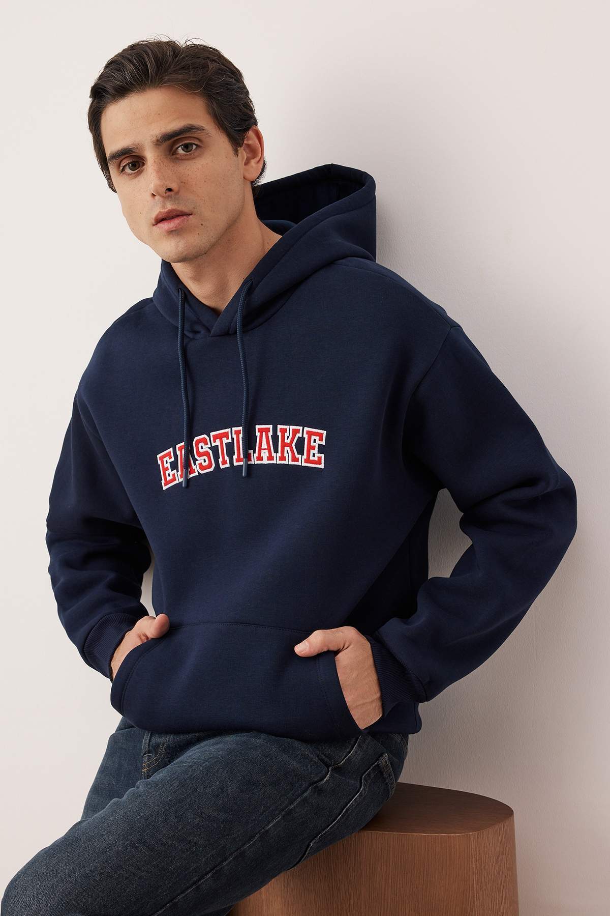 Trendyolmilla  Lacivert Oversize/Geniş Kesim İçi Polarlı Kapüşonlu Yazı Nakışlı Sweatshirt TMNAW24SW00029