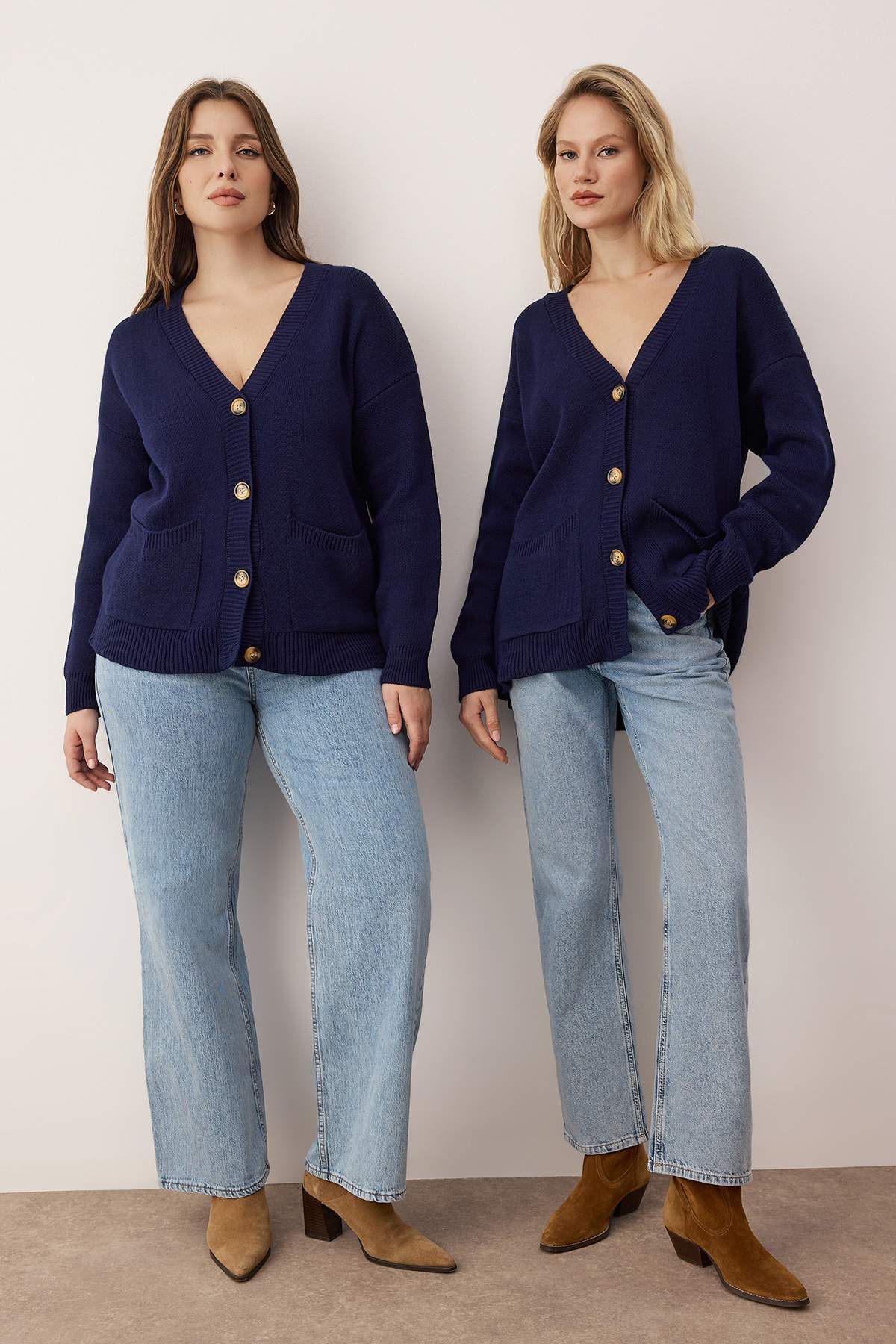 Trendyolmilla  Vücut Seçmeyen Lacivert Geniş Kalıp Basic Triko Hırka TWOAW26HI00205