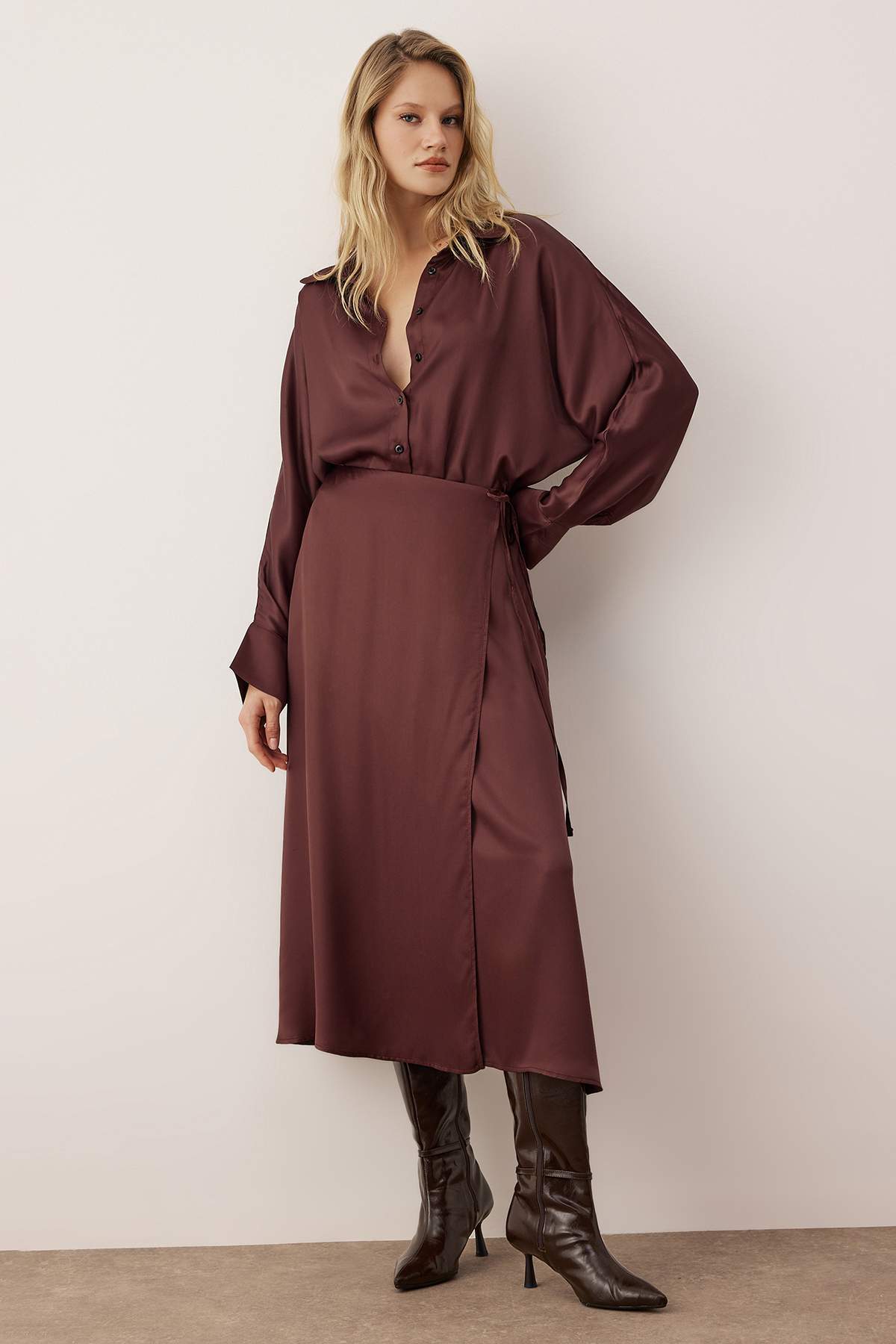 Trendyolmilla  Vücut Seçmeyen Kahverengi Kruvaze Bağlama Detaylı Dokuma Saten Midi Etek TWOAW26ET00121 - Görsel 2