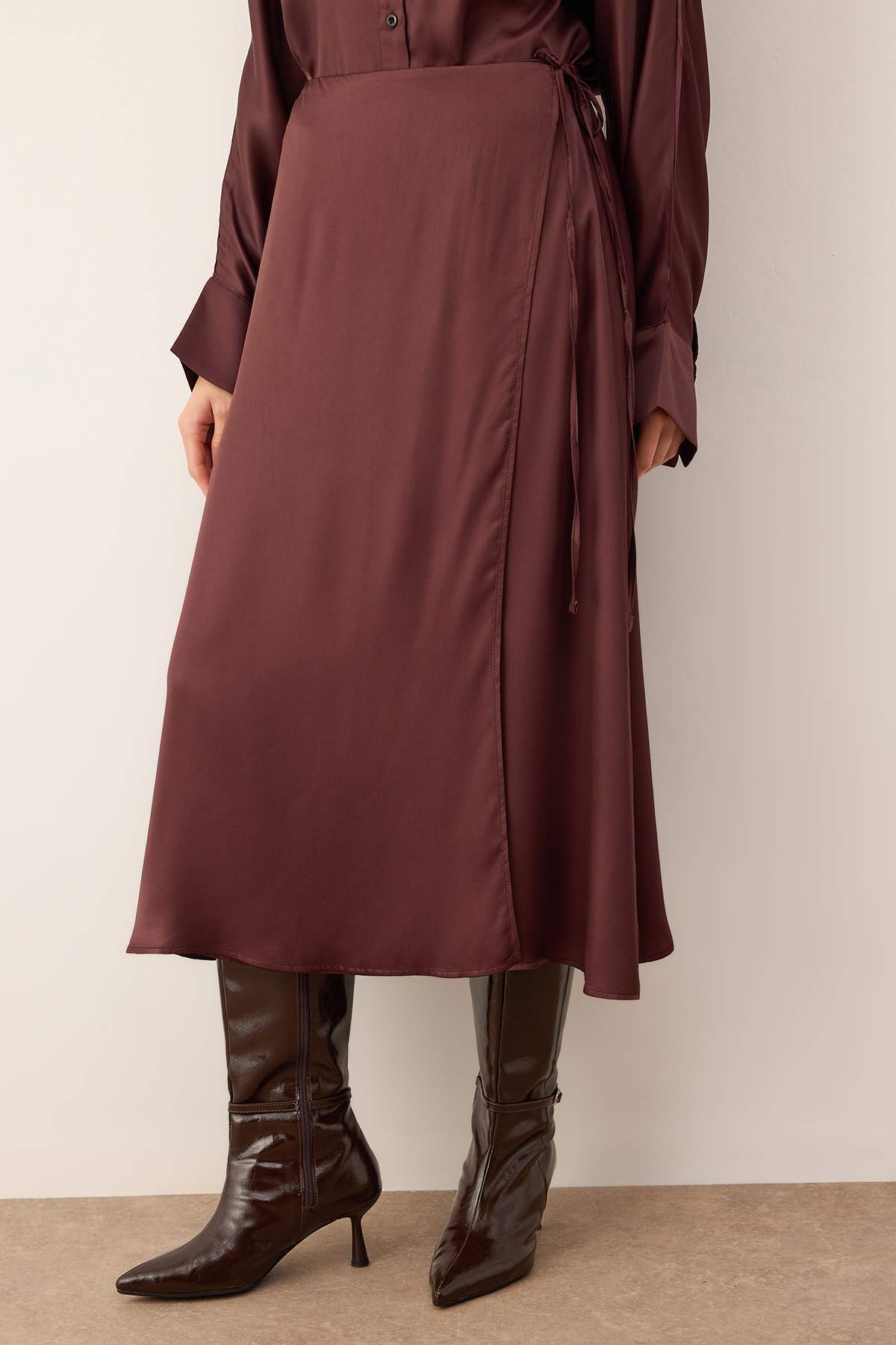 Trendyolmilla  Vücut Seçmeyen Kahverengi Kruvaze Bağlama Detaylı Dokuma Saten Midi Etek TWOAW26ET00121 - Görsel 6