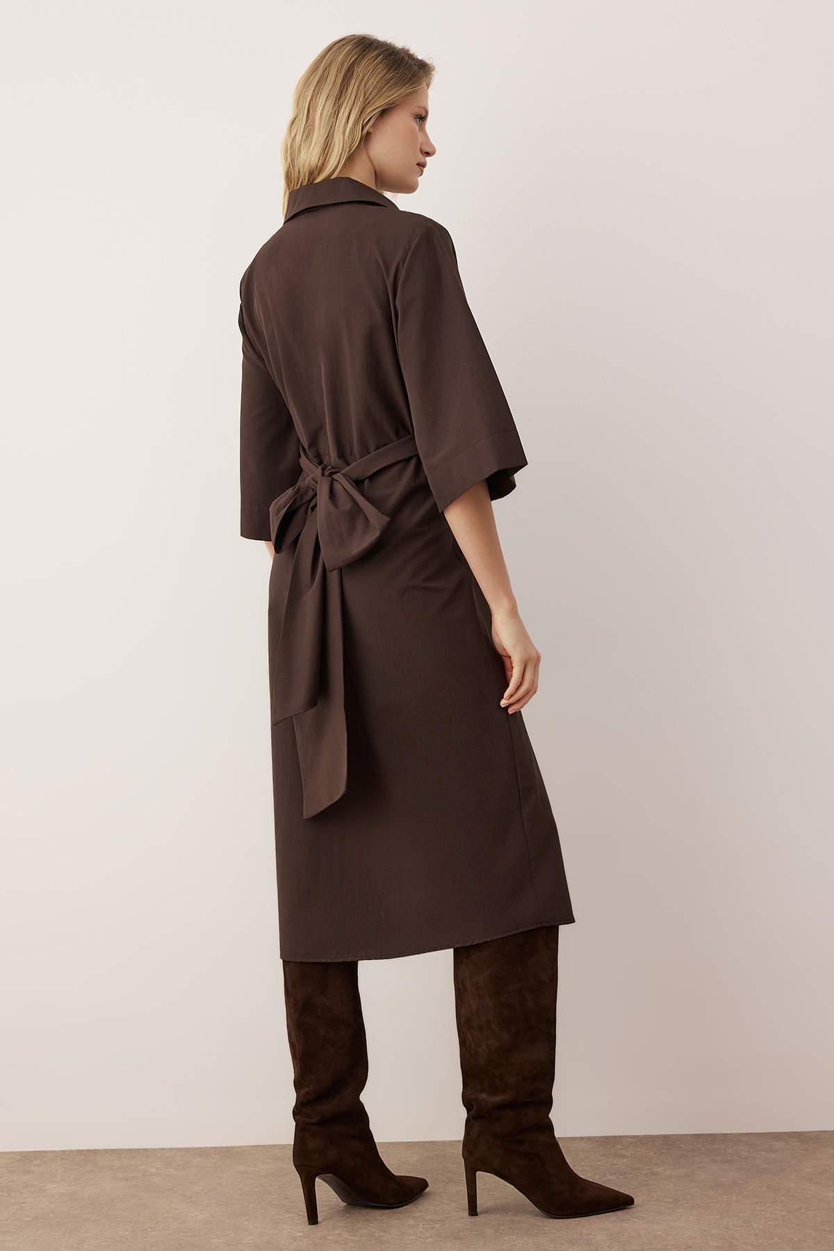 Trendyolmilla  Vücut Seçmeyen Koyu Kahverengi Belli Kuşak Detaylı Dokuma Elbise TWOAW26EL00243 - Görsel 6