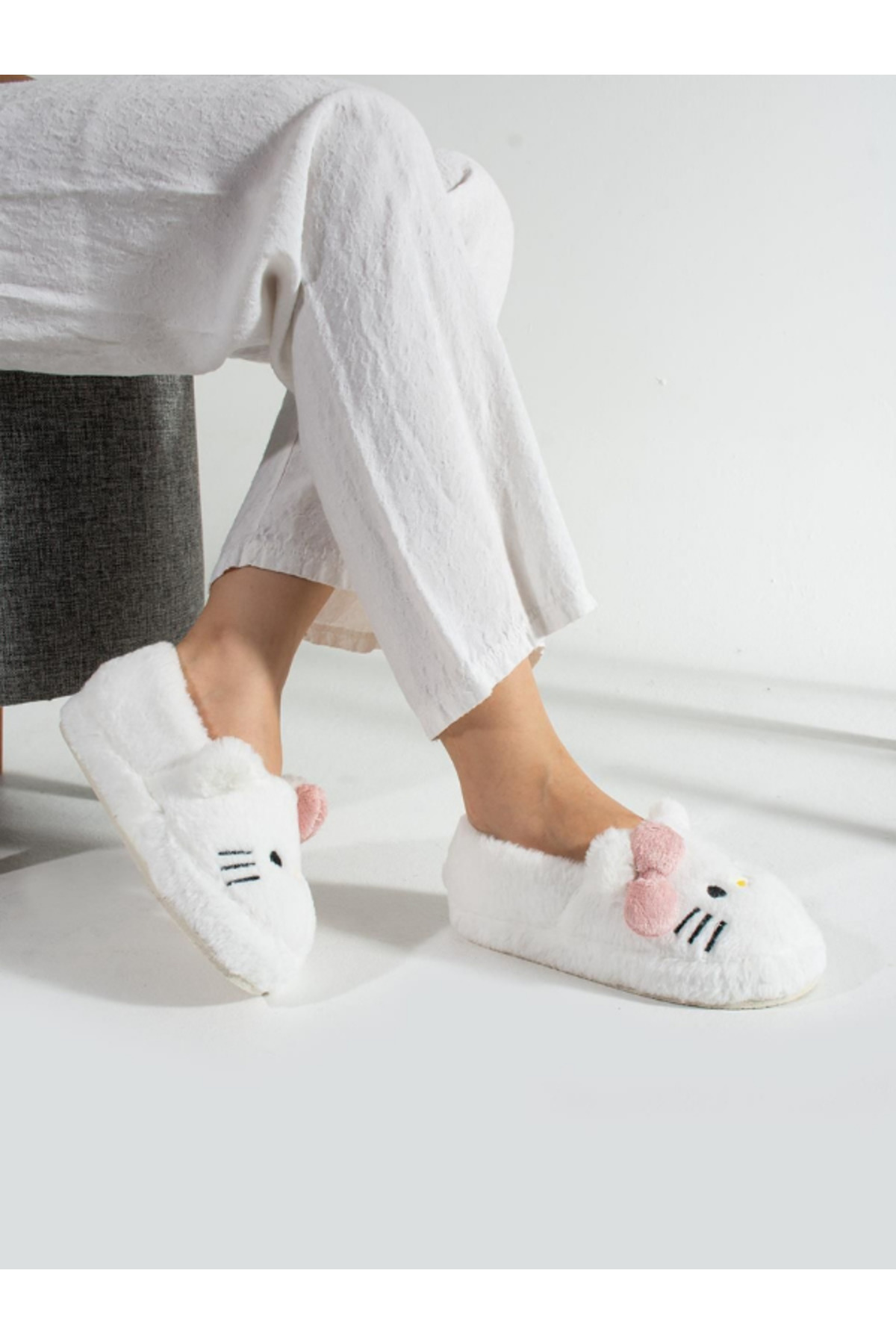 STOCON Hello Kitty Figürlü Kız Çocuk Peluş Ev Terliği, Yumuşak, Kaymaz ve Sıcak Tutan Kadın Terlik STC1141 görsel 3