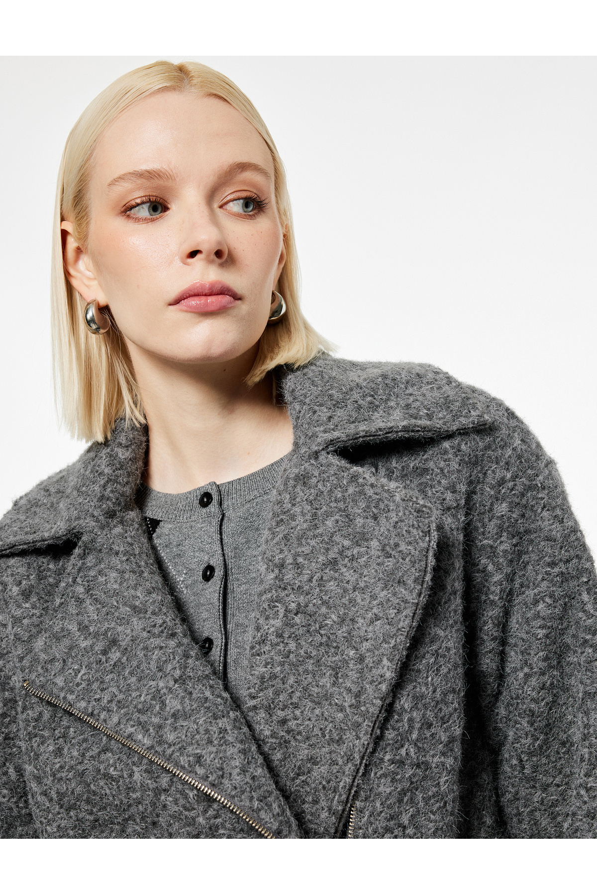 کت کوتاه بوکله کتون با آستین بلند، جیب‌دار و دارای جزئیات زیپ