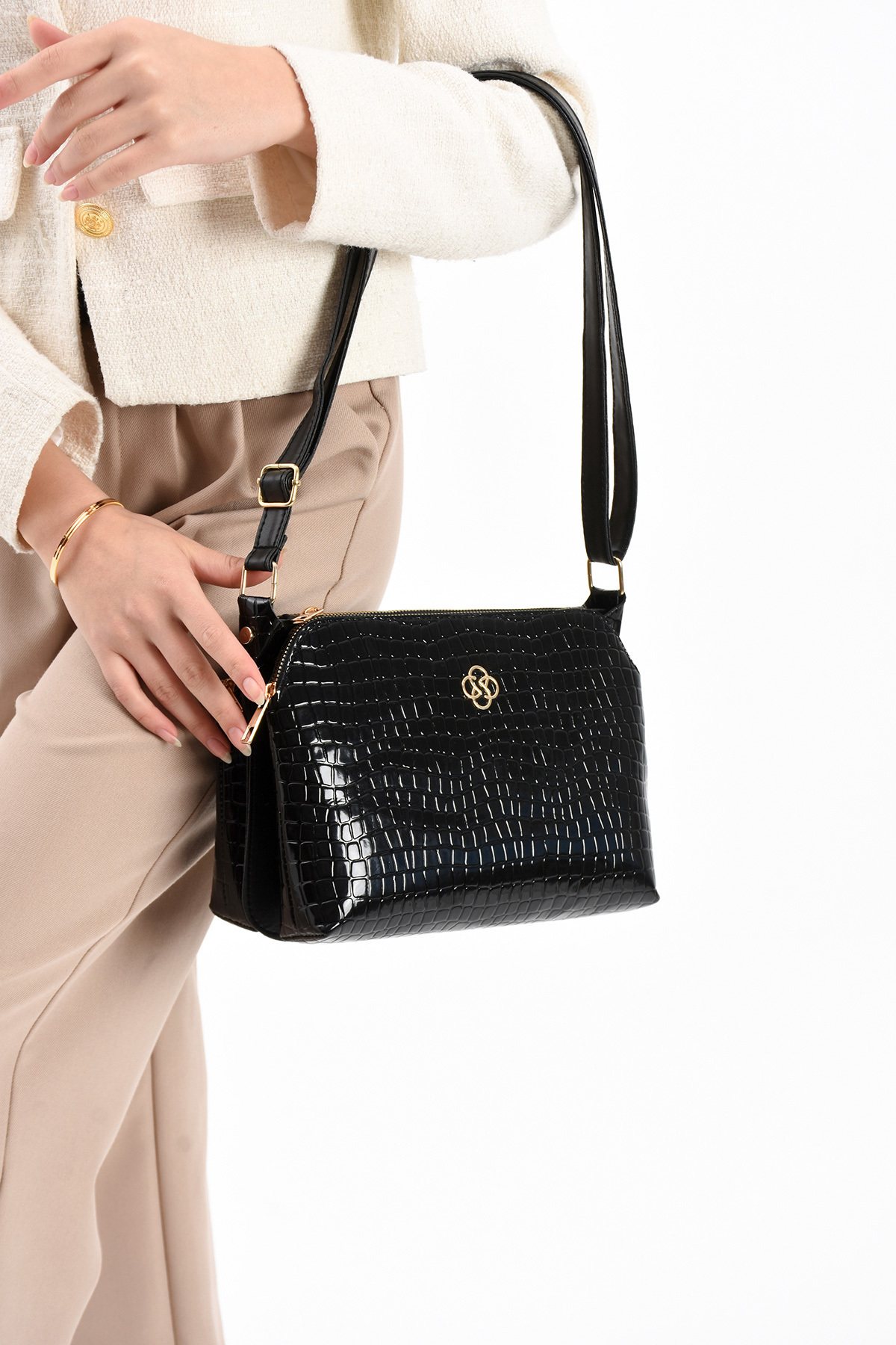 mugalas Fekete krokodil mintás három rekeszes vegán bőr állítható vállpántos minőségi táska