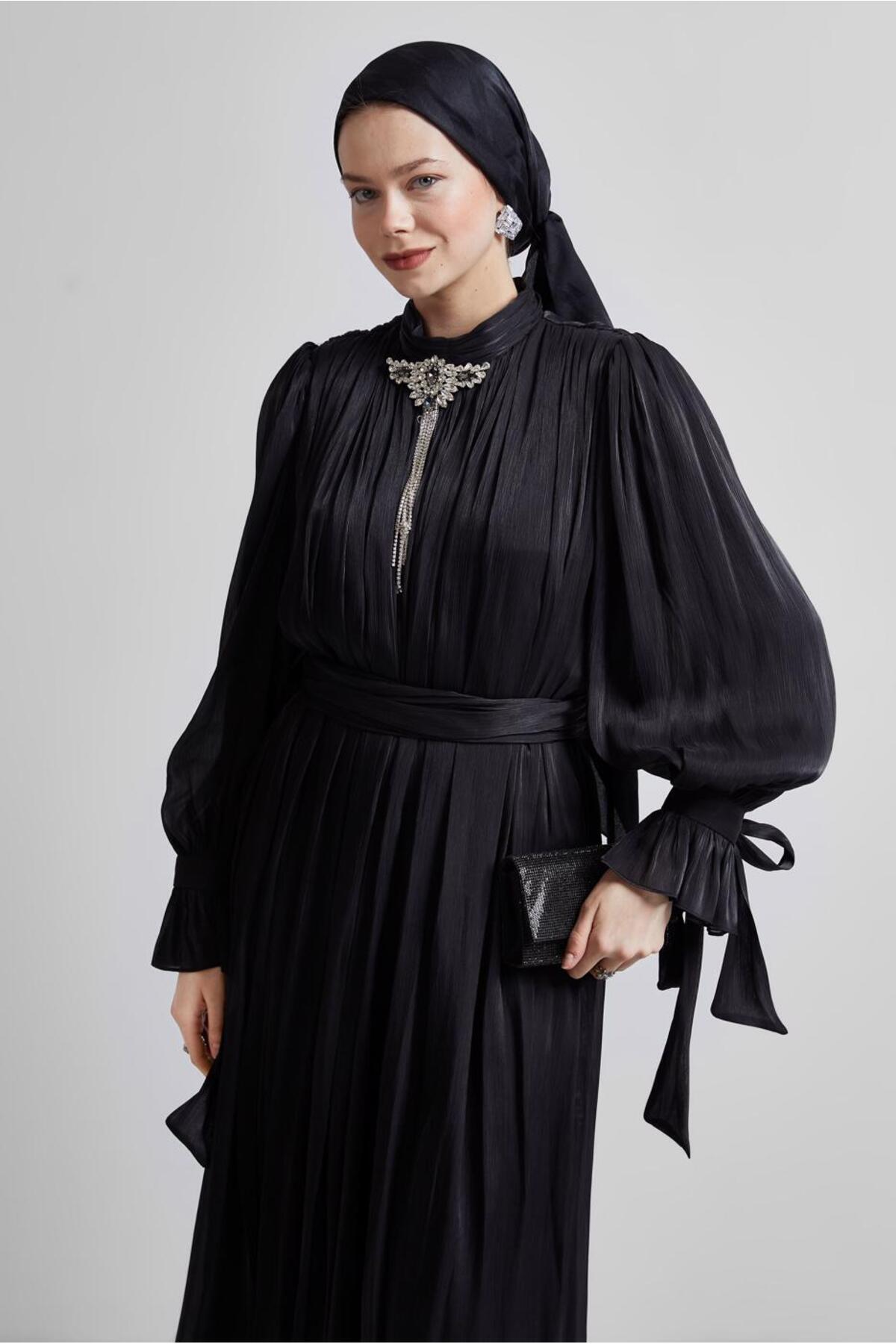 آلوینا لباس شب با سنجاق سینه کمربنددار ۵۰۵۱۷