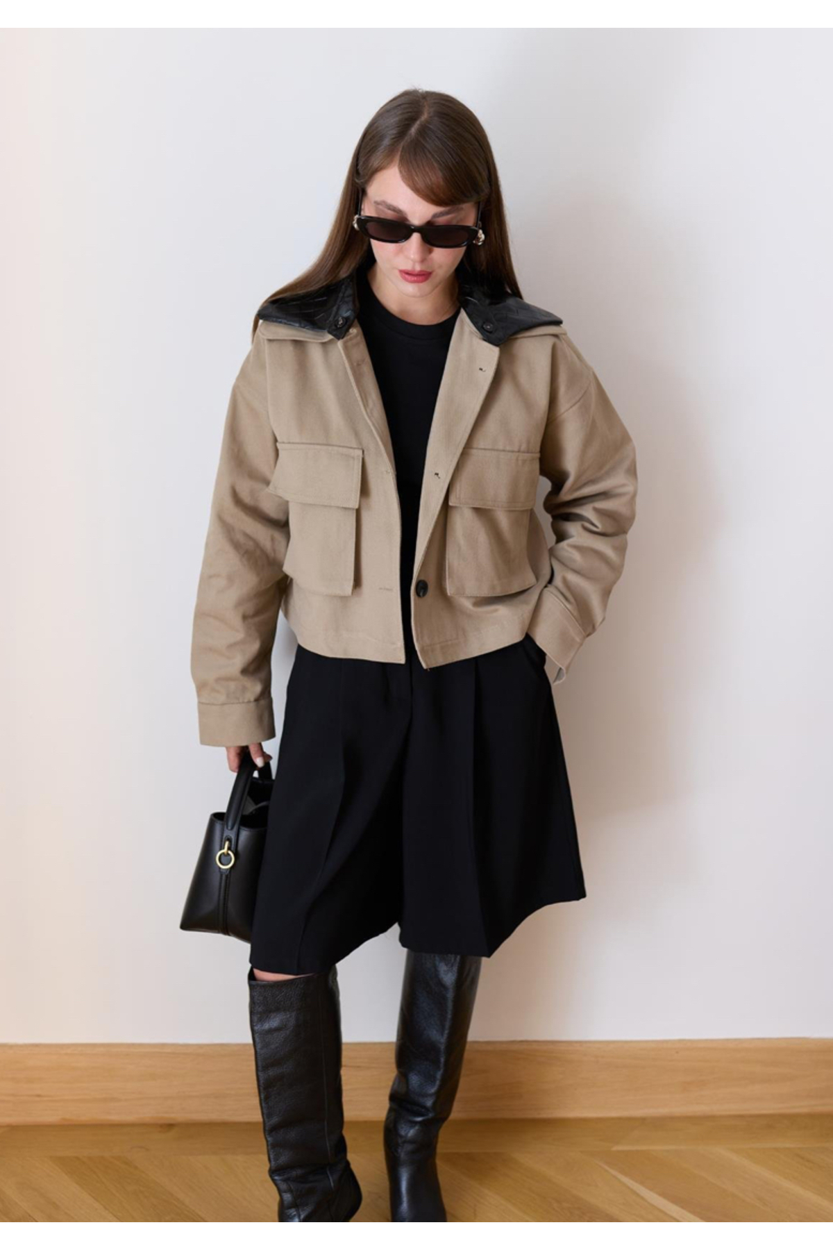 FEMMESTUDIO  Kadın Vizon Yakası Deri Detaylı Cepli Gabardin Ceket - Görsel 4