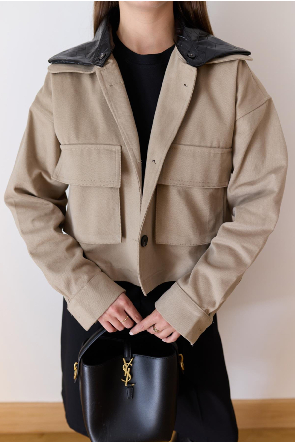 FEMMESTUDIO  Kadın Vizon Yakası Deri Detaylı Cepli Gabardin Ceket - Görsel 2