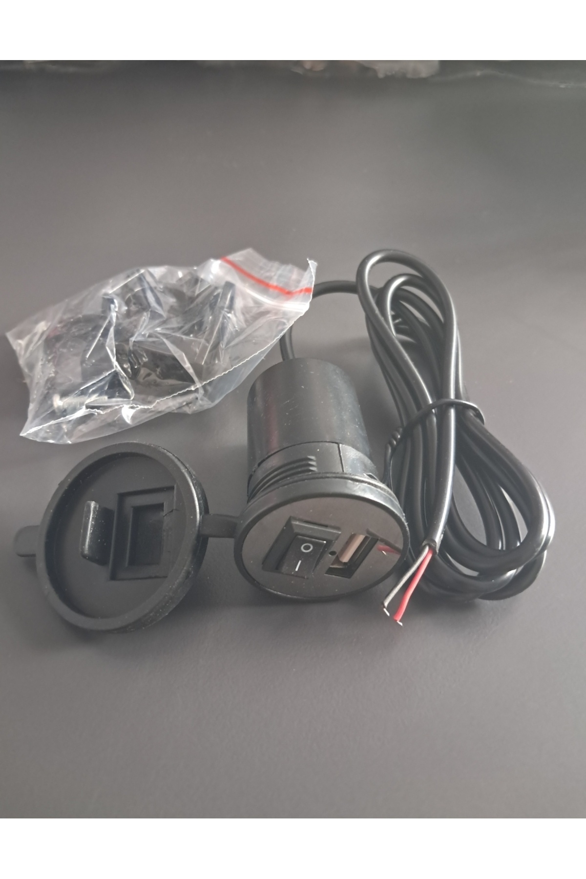 AskStoree MOTOSİKLET USB ŞARJ SOKETİ / SU GEÇİRMEZ ŞAPKALI / AÇMA KAPAMA TUŞU / BAĞLANTI APARATLARIYLA