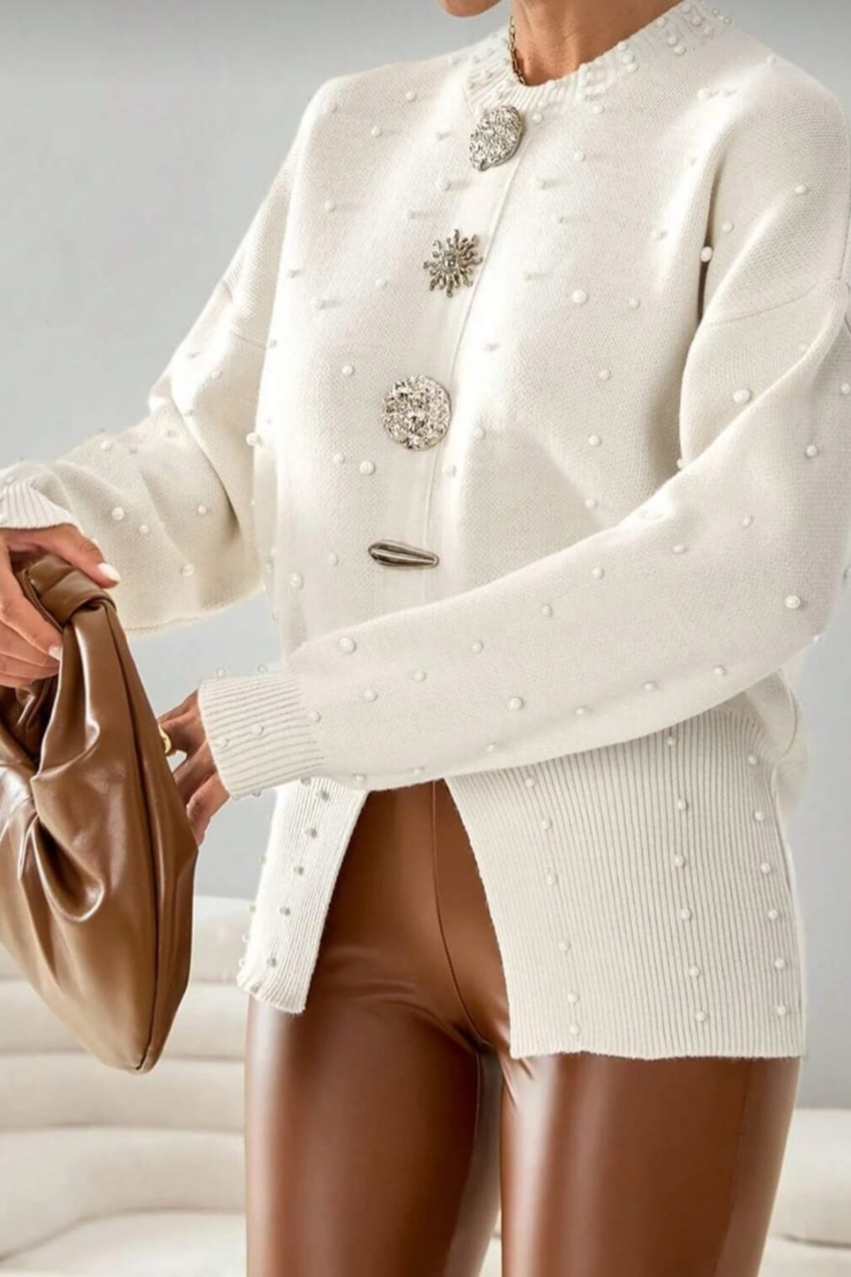 H&E LUXURY DESIGN Γυναικείο κομψό πουλόβερ με μεγάλα κουμπιά με μοτίβο μαργαριταριών Γυναικείο πλεκτό πουλόβερ με σχισμή