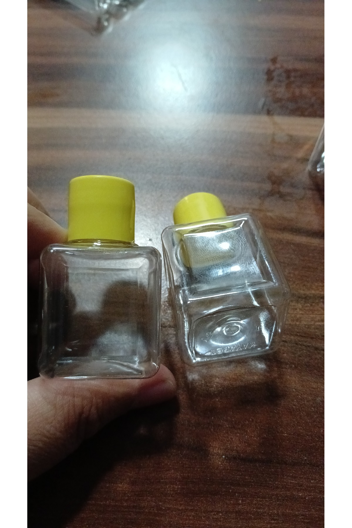 KAYAPETLASTİK BEBEK KOLONYA BOŞ PLASTİK ŞİŞESİ. SARI KAPAK. 50 ADET TIPASIZ KAPAK. SEYAHAT BOY fotoğrafı 3 (önizleme)