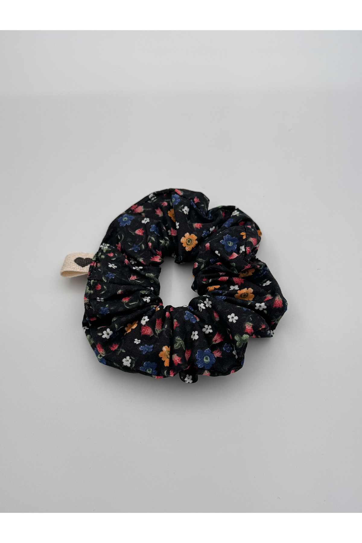 LoomaLoop 5'li Çiçekli Kumaş Toka Seti Topuz Tokası Scrunchies Lastikli Saç Aksesuarı görsel 5