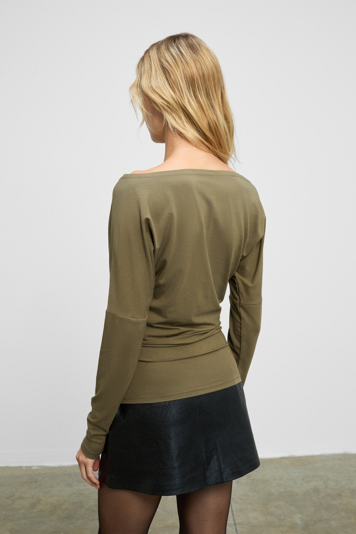 GRIMELANGE  RALIVEA Kadın Kayık Yakalı Vücuda Oturan Esnek Kumaşlı Haki Bluz - Görsel 6