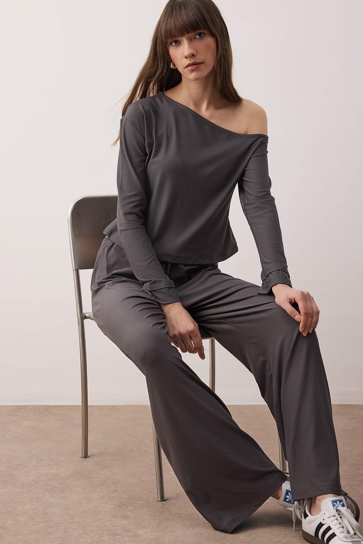 Trendyolmilla  Antrasit Düşük Kol Detaylı Yumuşak Tuşeli Esnek Örme Alt - Üst Takım TWOAW26AU00089 - Görsel 3