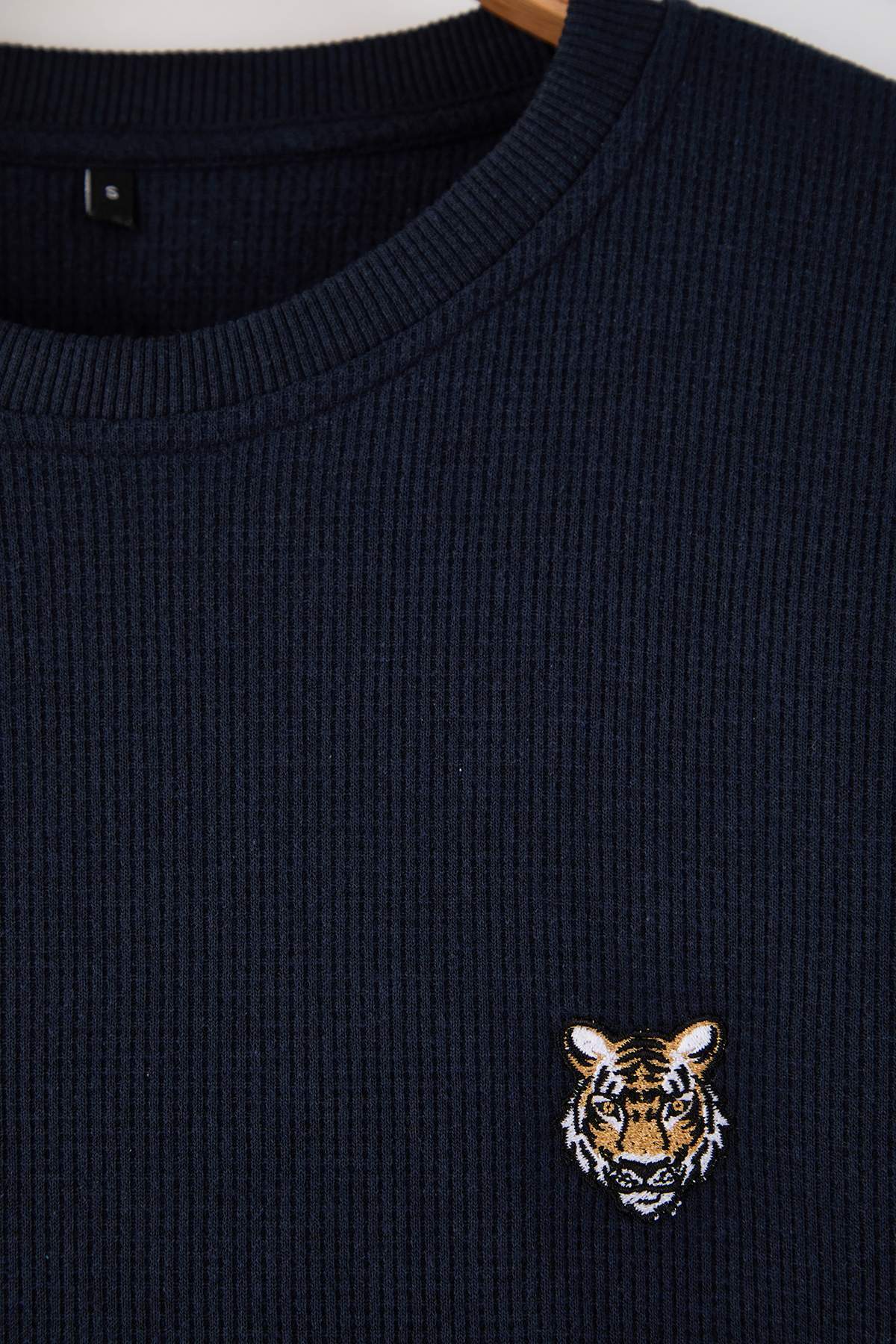 Trendyolmilla  Koyu Lacivert Oversize/Geniş Kesim Bisiklet Yaka Kaplan Nakışlı Şardonsuz Sweatshirt TMNAW25SW00194 - Görsel 6