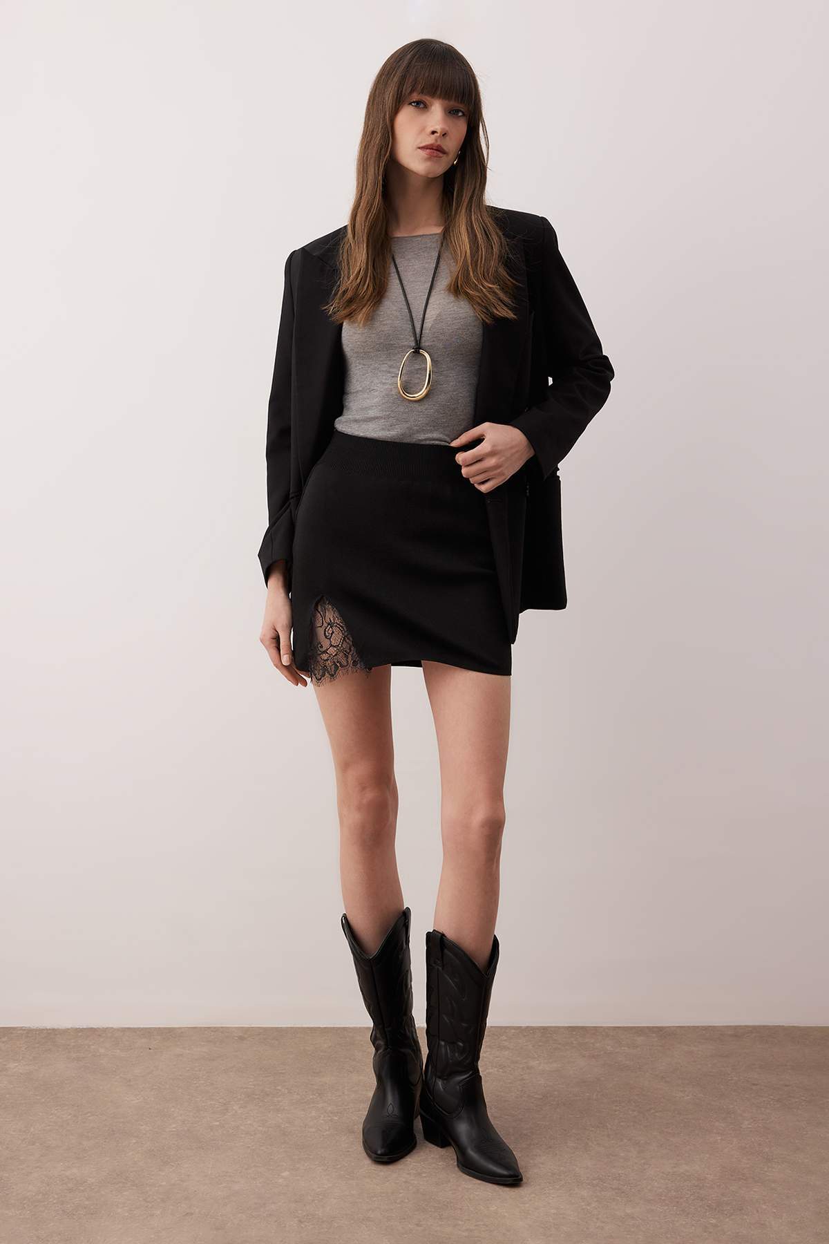 Trendyolmilla  Siyah Dantel Yırtmaç Detaylı Vücudu Saran Mini Triko Etek TWOAW26ET00145 - Görsel 2