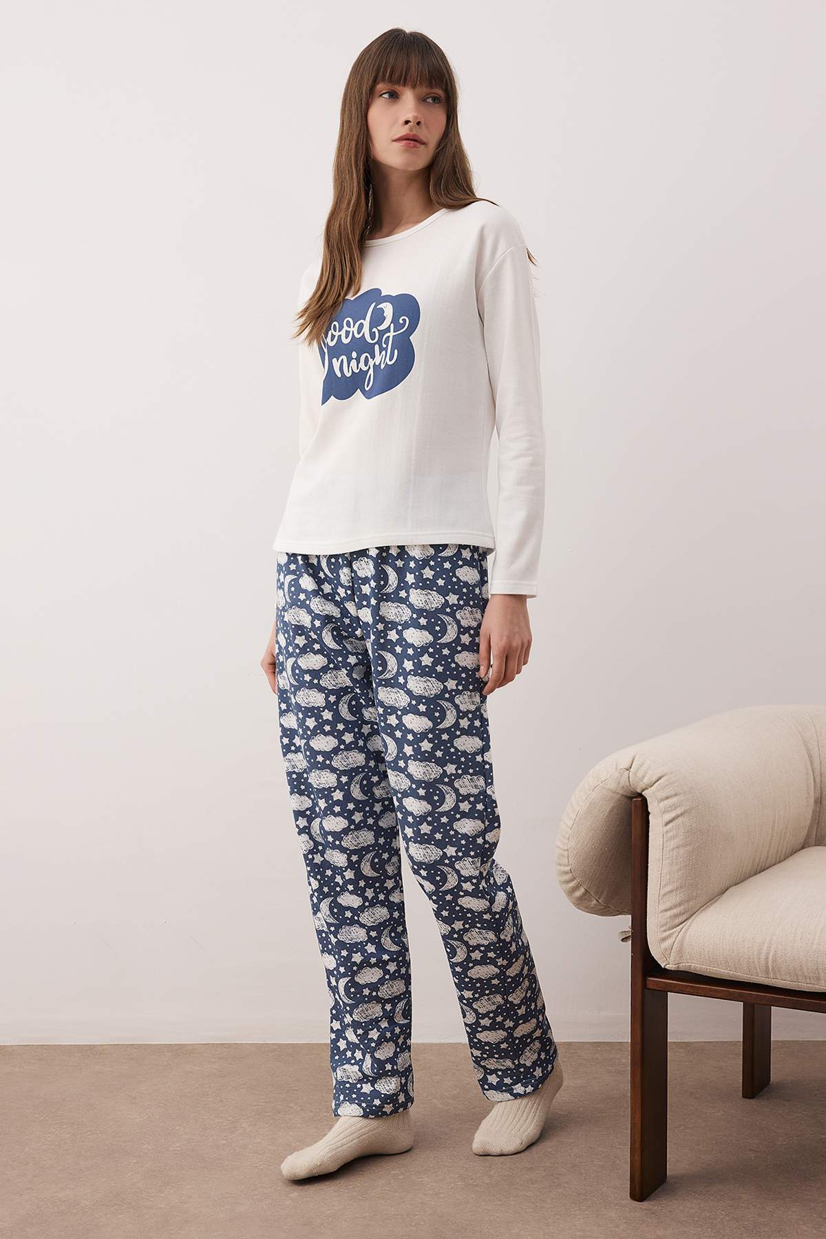 Trendyolmilla Lacivert Pamuklu Galaksi Desenli Sloganlı Uyku Bantlı Örme Pijama Takımı THMAW25PT00223