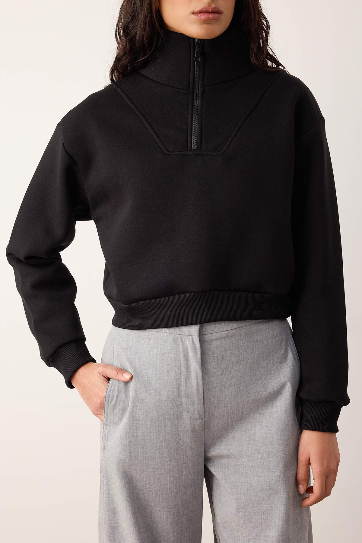 Trendyolmilla  Siyah Kalın İçi Polarlı Dik Yaka Yarım Pat Fermuarı Crop Örme Sweatshirt TWOAW26SW00233 - Görsel 3