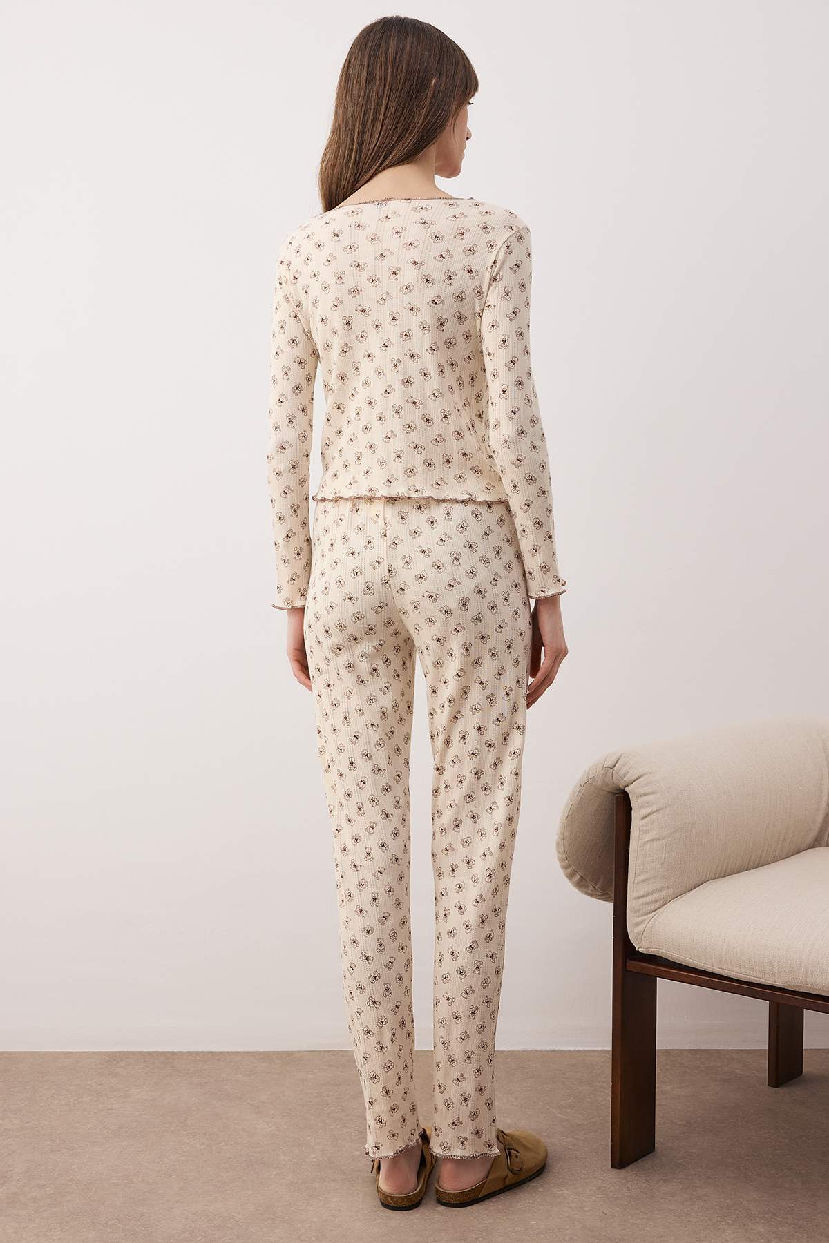 Trendyolmilla  Ekru-Kahverengi %100 Pamuklu Ayıcıklı Kurdeleli Fitilli/Pointel Örme Pijama Takımı THMAW26PT00070 - Görsel 4