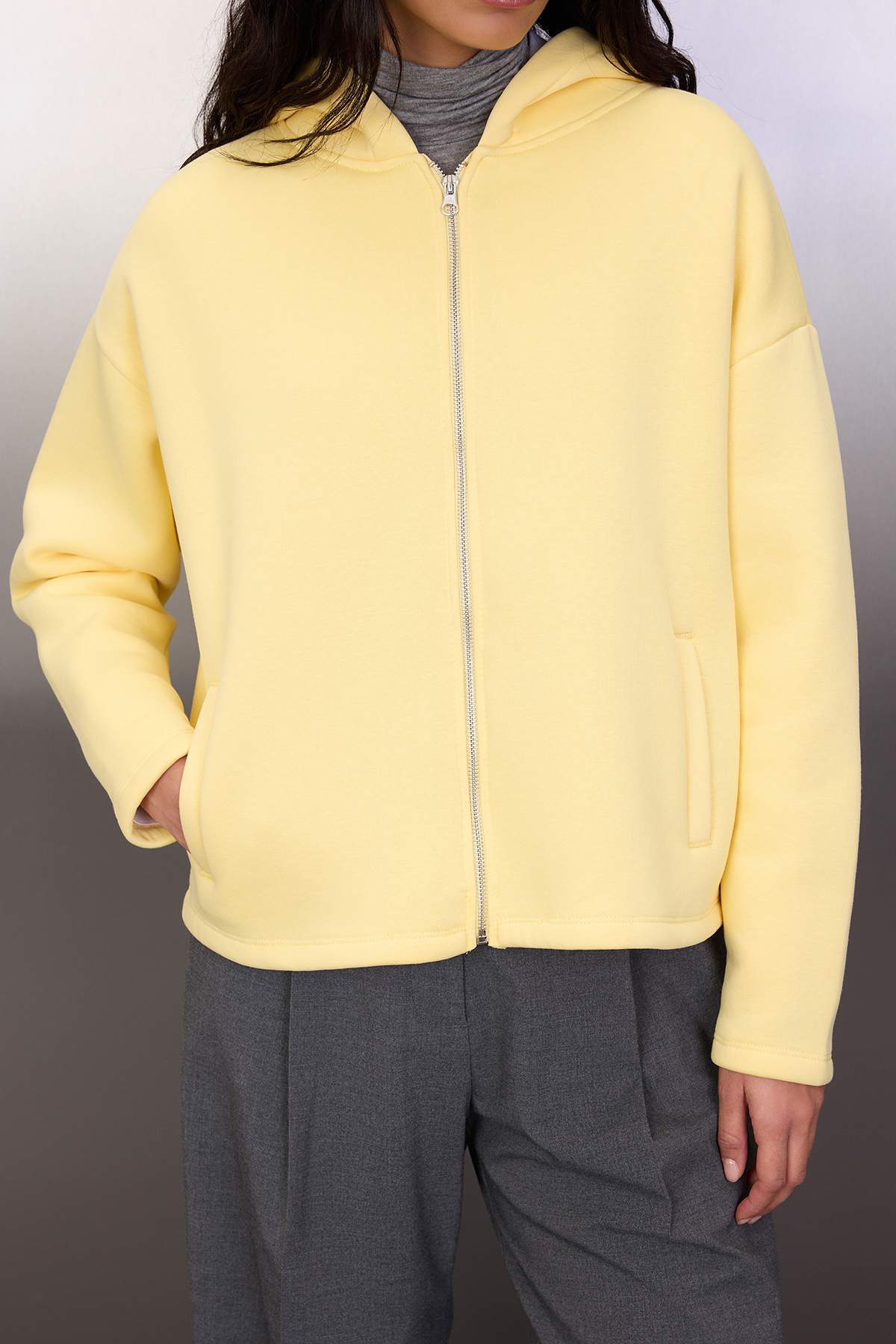 Trendyolmilla  Açık Sarı Kalın İçi Polarlı Kapüşonlu Fermuarlı Oversize/Geniş Kesim Örme Sweatshirt TWOAW26SW00111 - Görsel 3