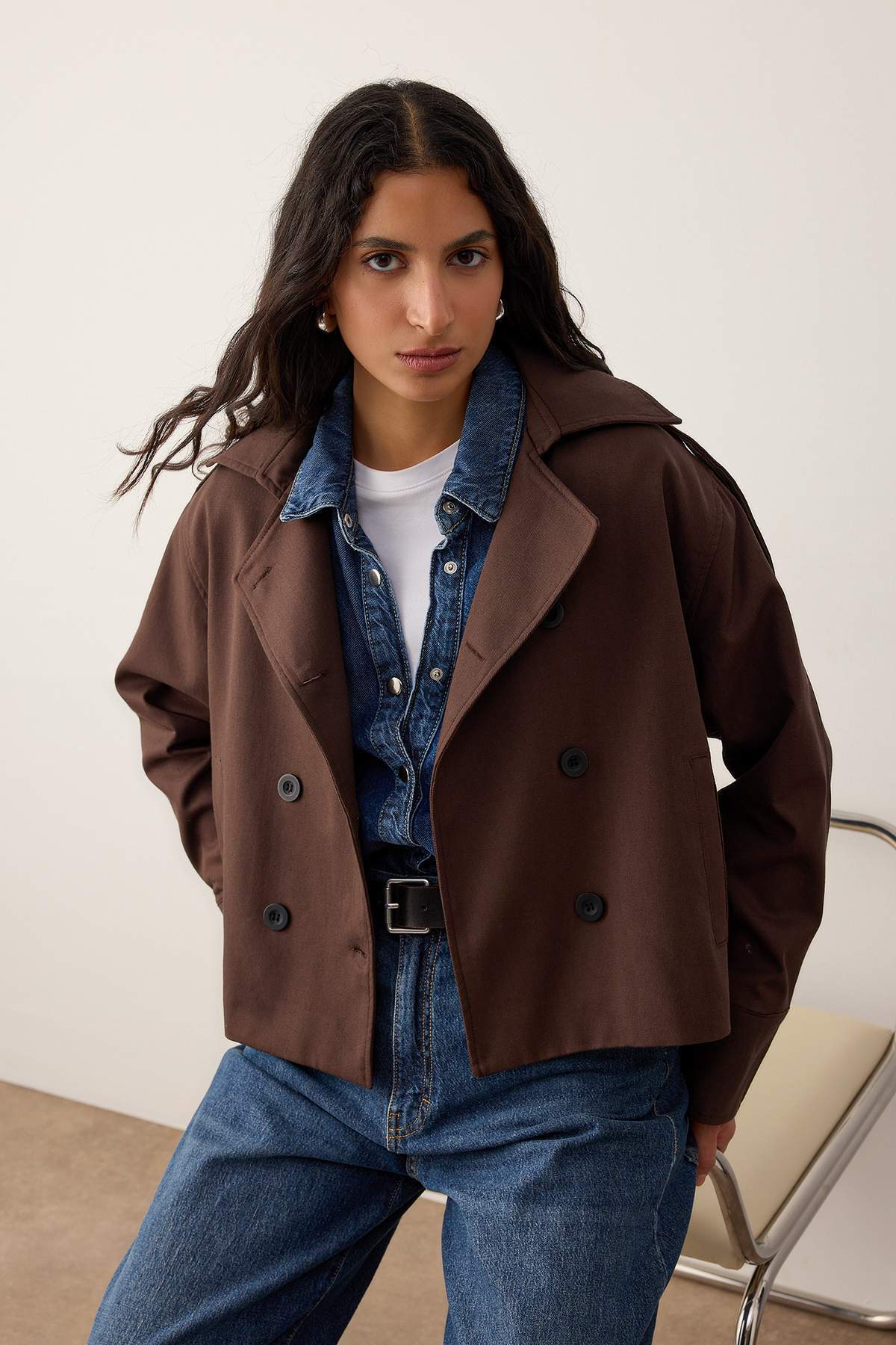 Trendyol Collection Ciemnobrązowy oversize'owy krótki trencz TWOAW26TR00020