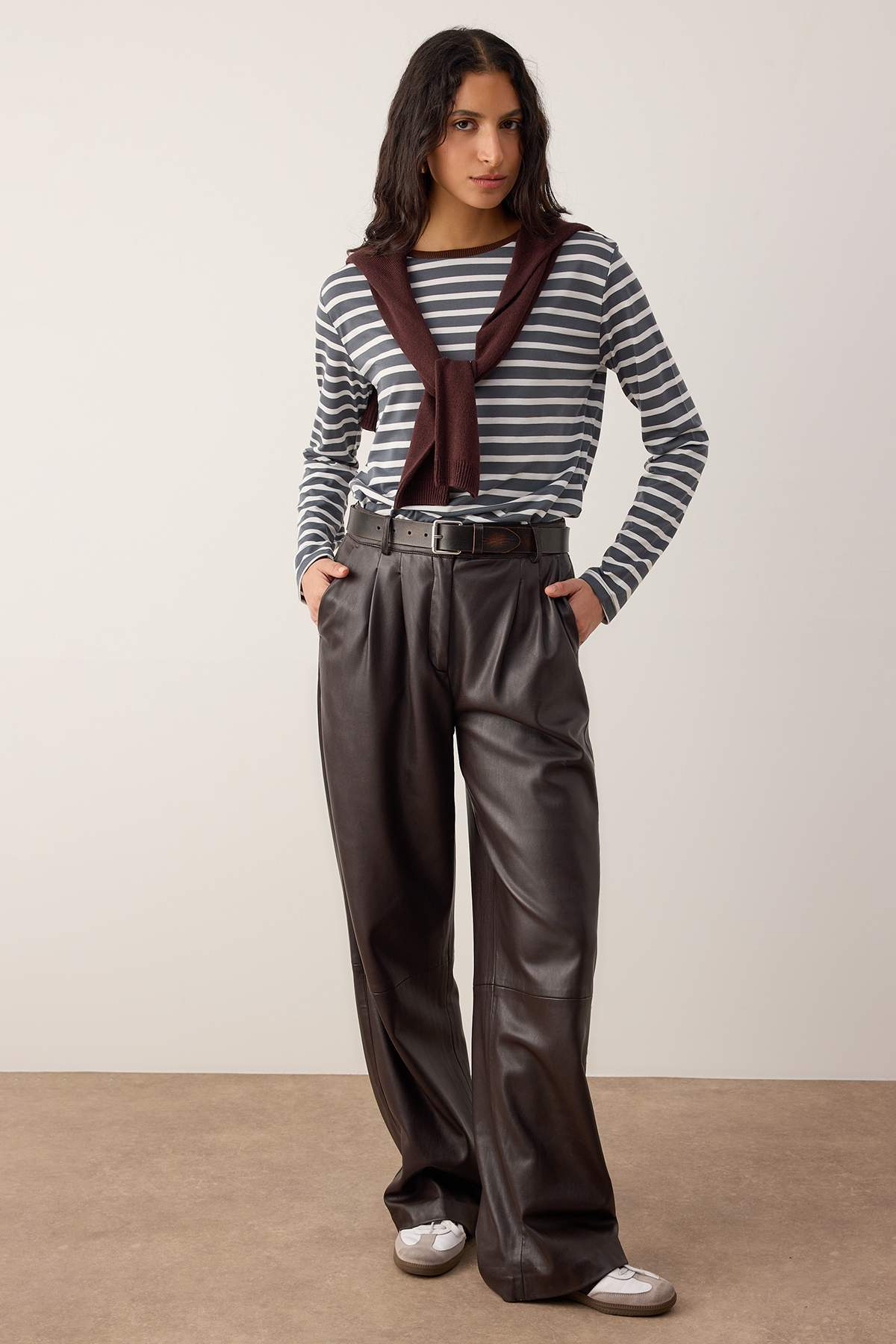 Trendyolmilla  Antrasit-Ekru Çizgili Relaxed Kalıp Bisiklet Yaka Renkli Ribanalı Örme T-Shirt TWOAW23TS00026