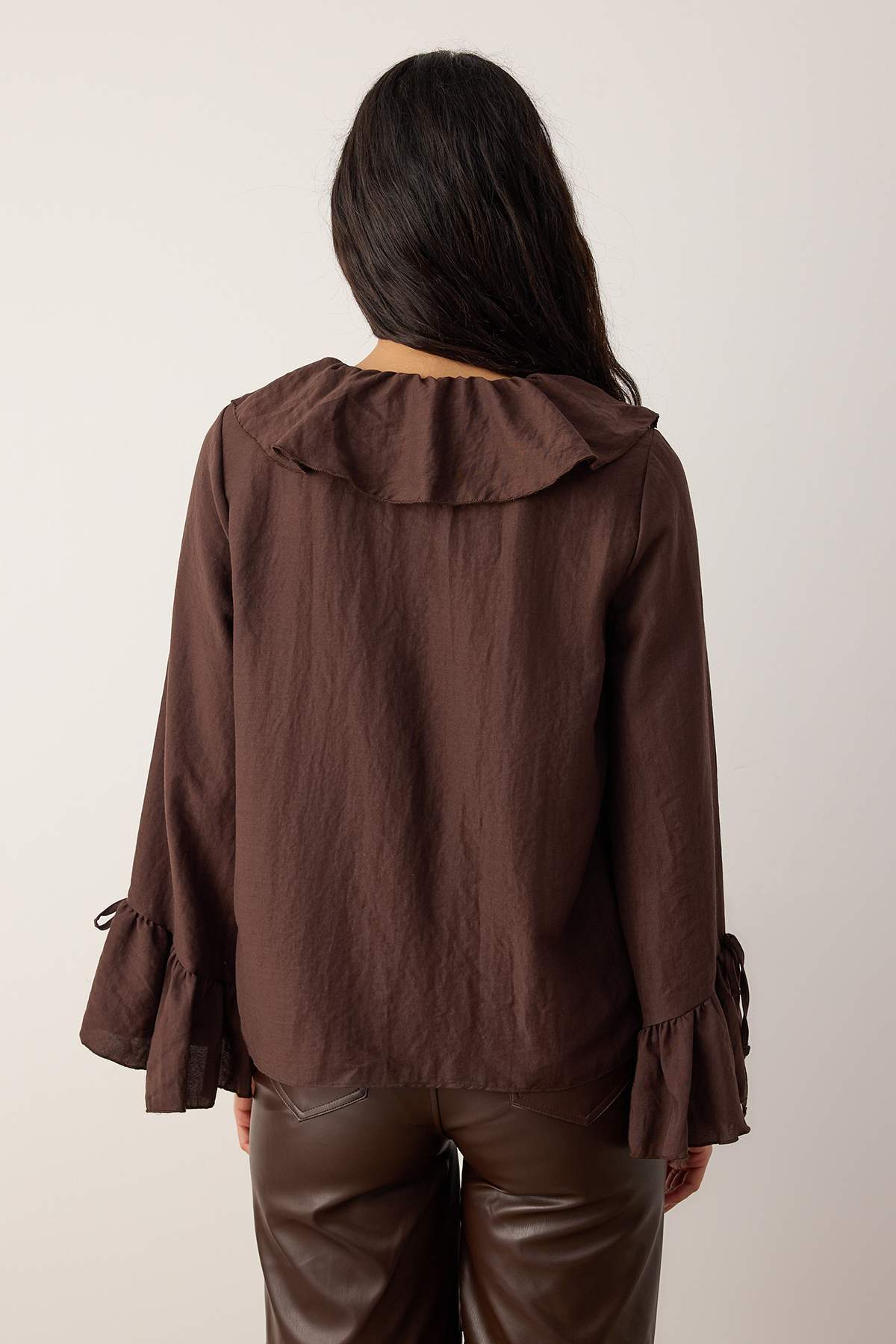 Trendyolmilla  Koyu Kahverengi Fırfır Detaylı Dokuma Bluz TWOAW26BZ00290 - Görsel 4