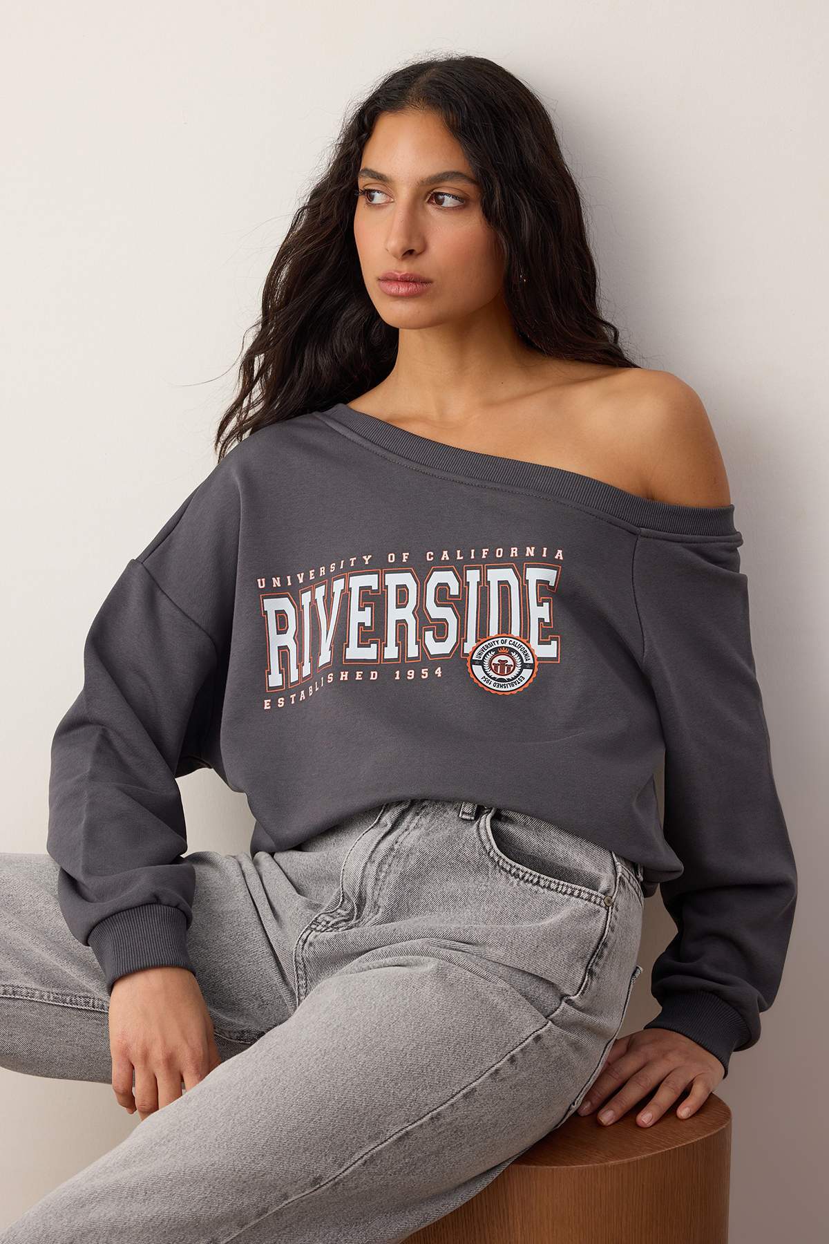 Trendyolmilla  Teen Antrasit Slogan Baskılı Açık Omuzlu Örme Sweatshirt TWOAW26SW00201 - Görsel 6