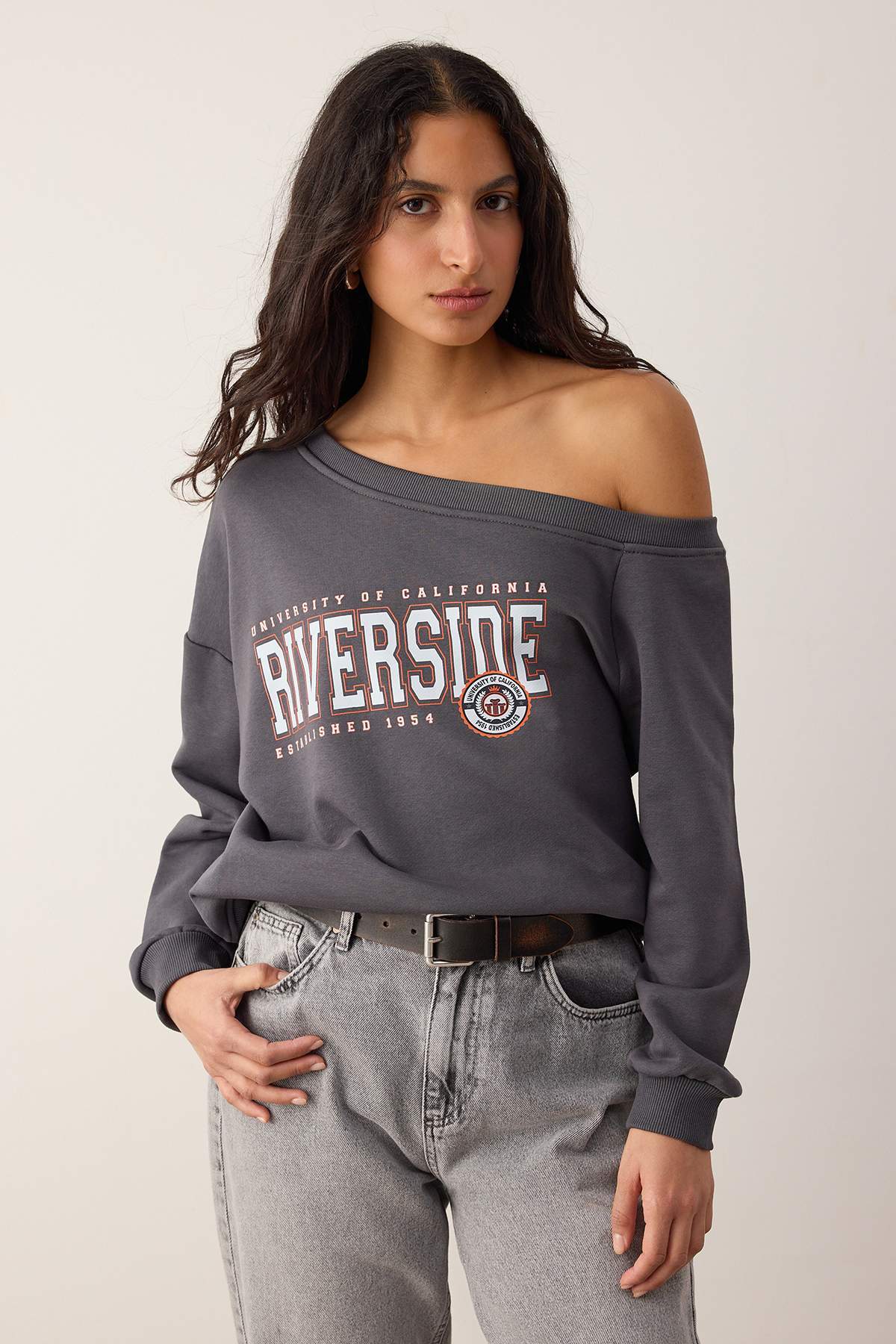 Trendyolmilla  Teen Antrasit Slogan Baskılı Açık Omuzlu Örme Sweatshirt TWOAW26SW00201 - Görsel 5