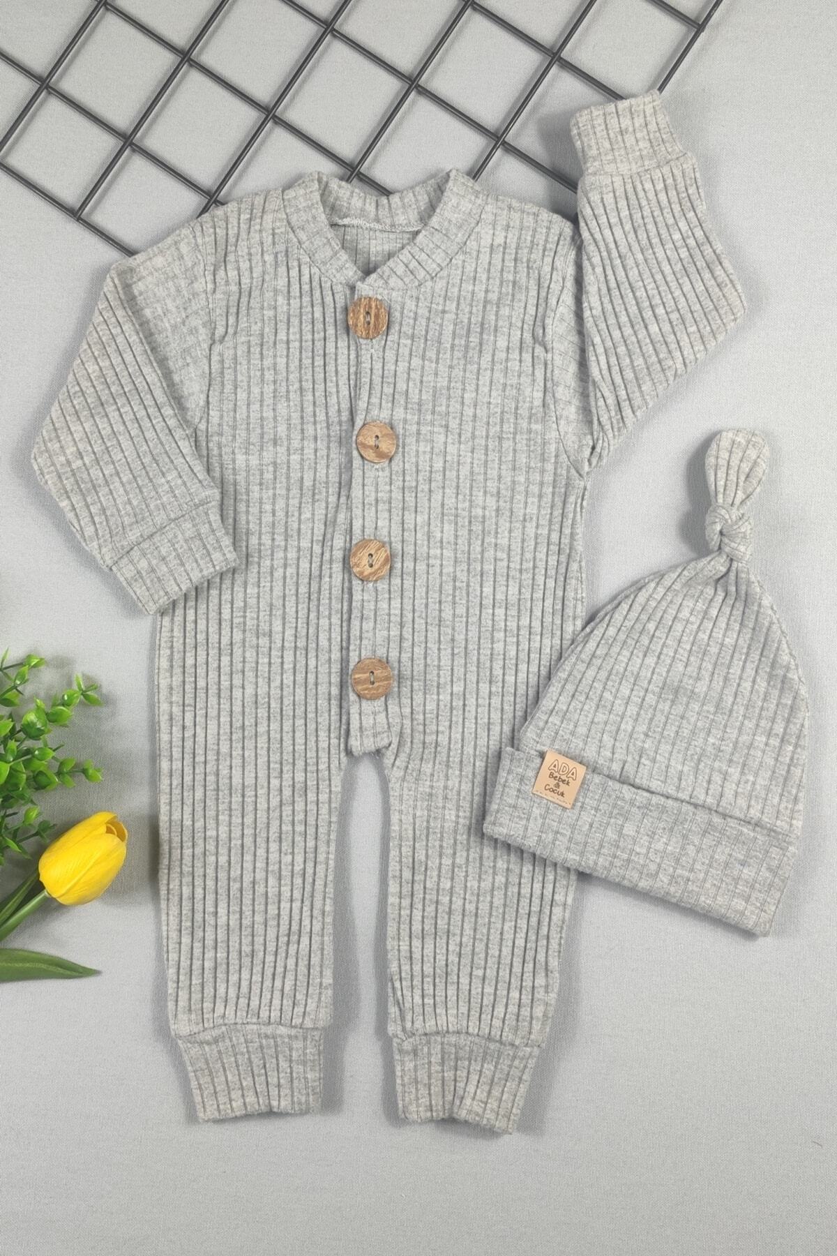 ADABEBEK %100 Pamuk Ahşap Düğmeli Fitilli Tarz Şapkalı Bebek Tulum fotoğrafı 2 (önizleme)