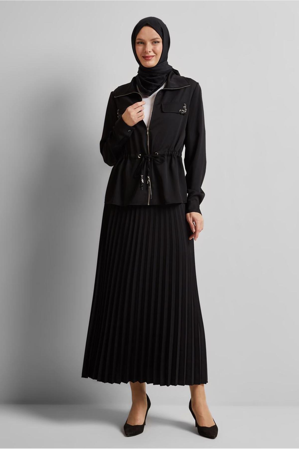 آلوینا کت و شلوار ساتن با دامن پلیسه ۴۵۳۸۵ آلوینا کت و شلوار ساتن با دامن پلیسه ۴۵۳۸۵