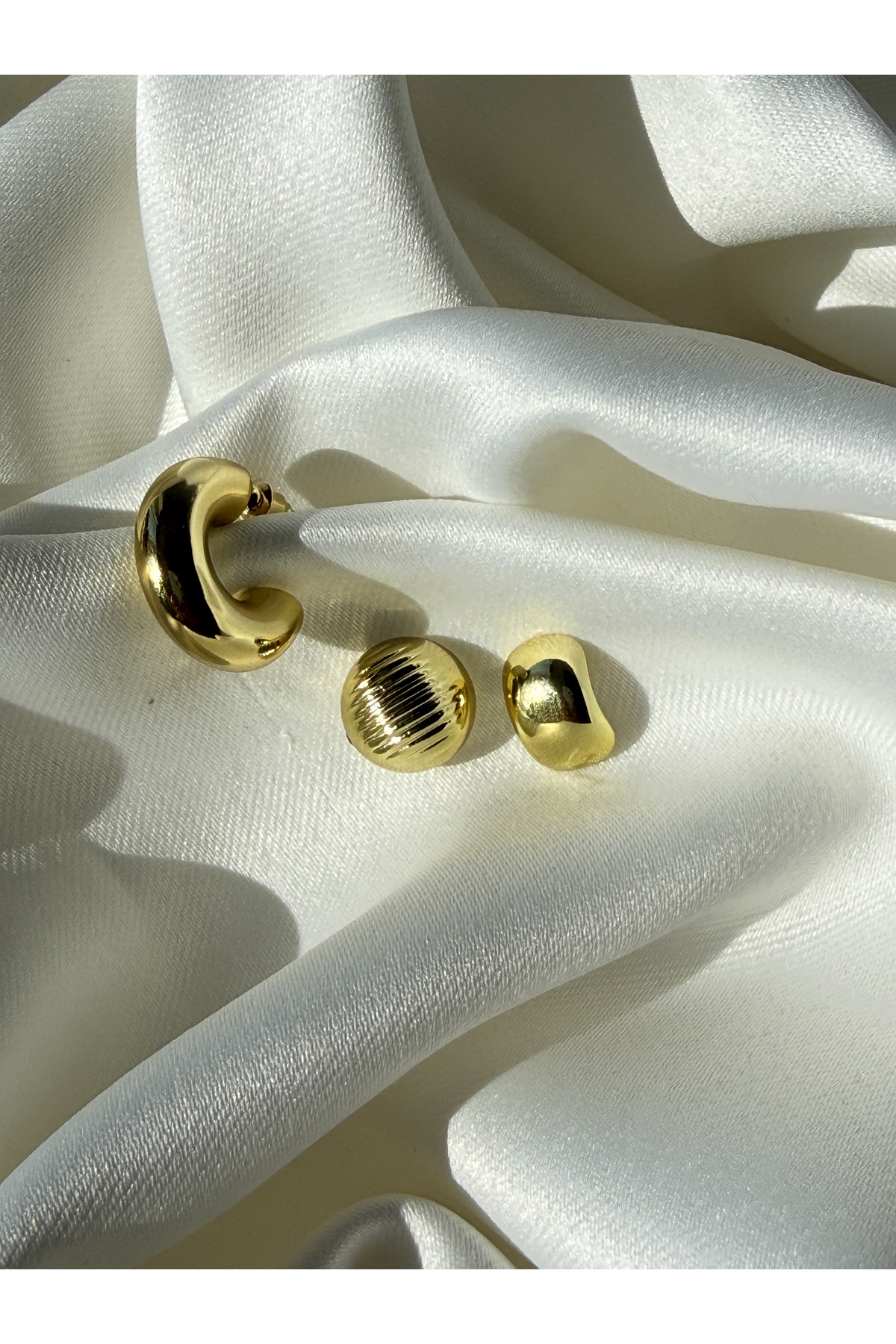 Gold Renk İşlemeli Daire Halka Model Küpe Seti