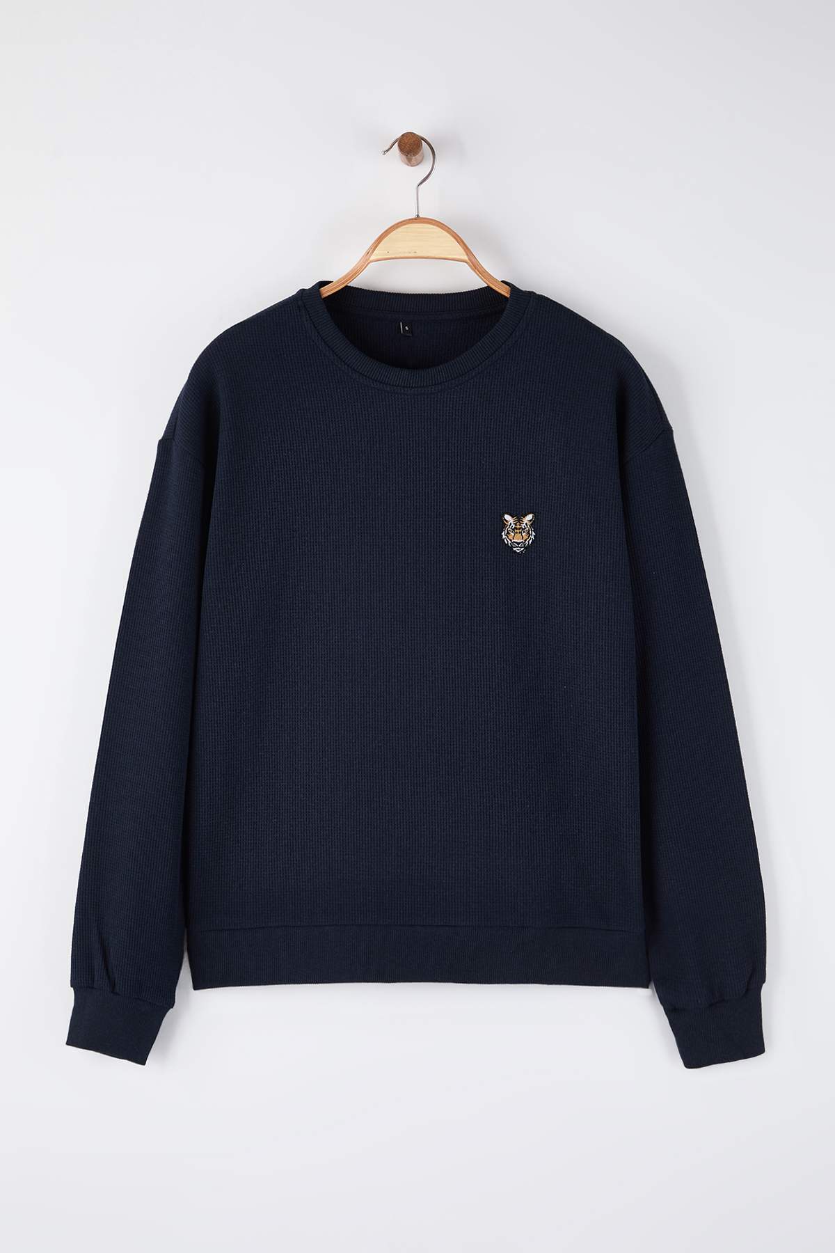 Trendyolmilla  Koyu Lacivert Oversize/Geniş Kesim Bisiklet Yaka Kaplan Nakışlı Şardonsuz Sweatshirt TMNAW25SW00194 - Görsel 5