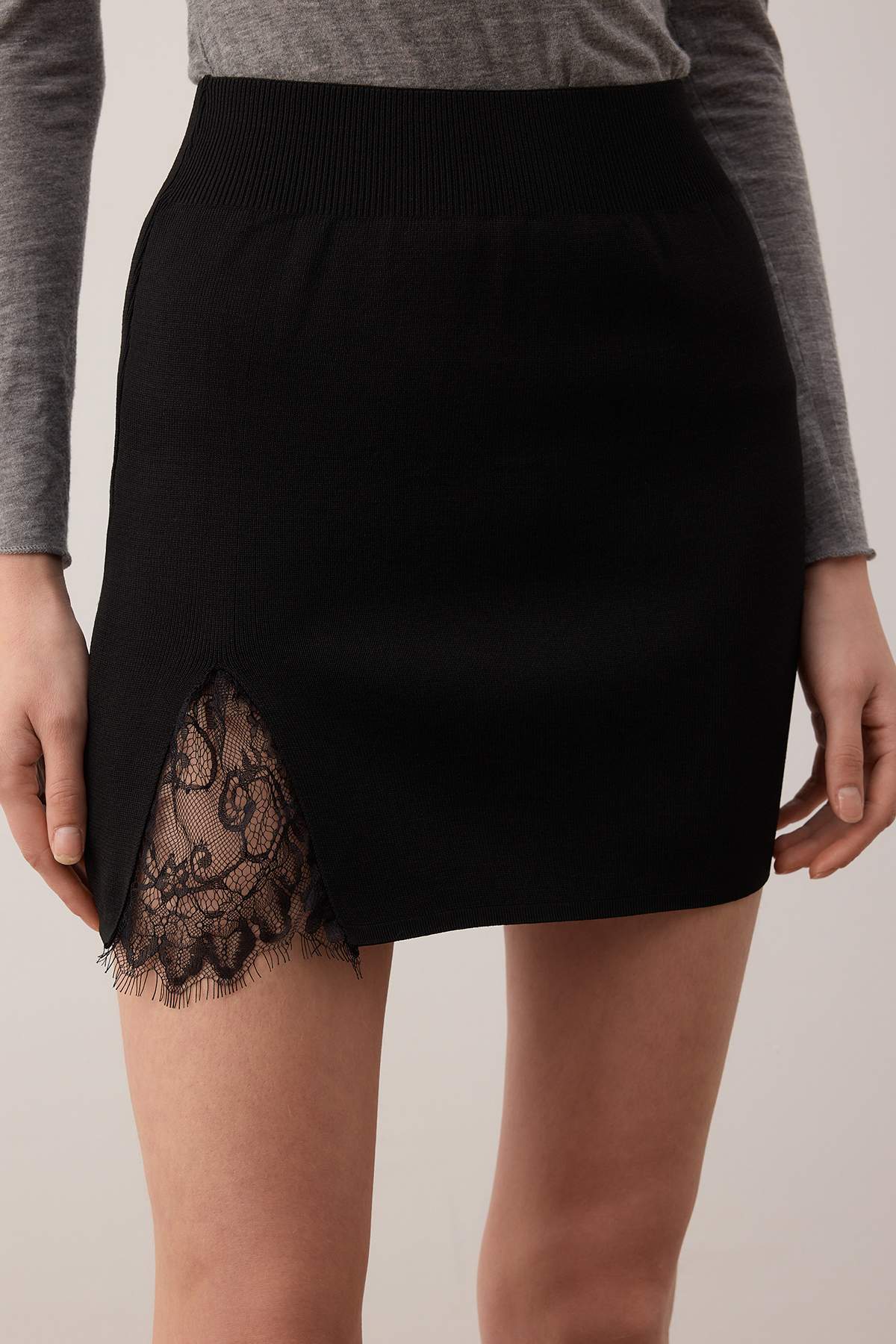Trendyolmilla  Siyah Dantel Yırtmaç Detaylı Vücudu Saran Mini Triko Etek TWOAW26ET00145 - Görsel 3
